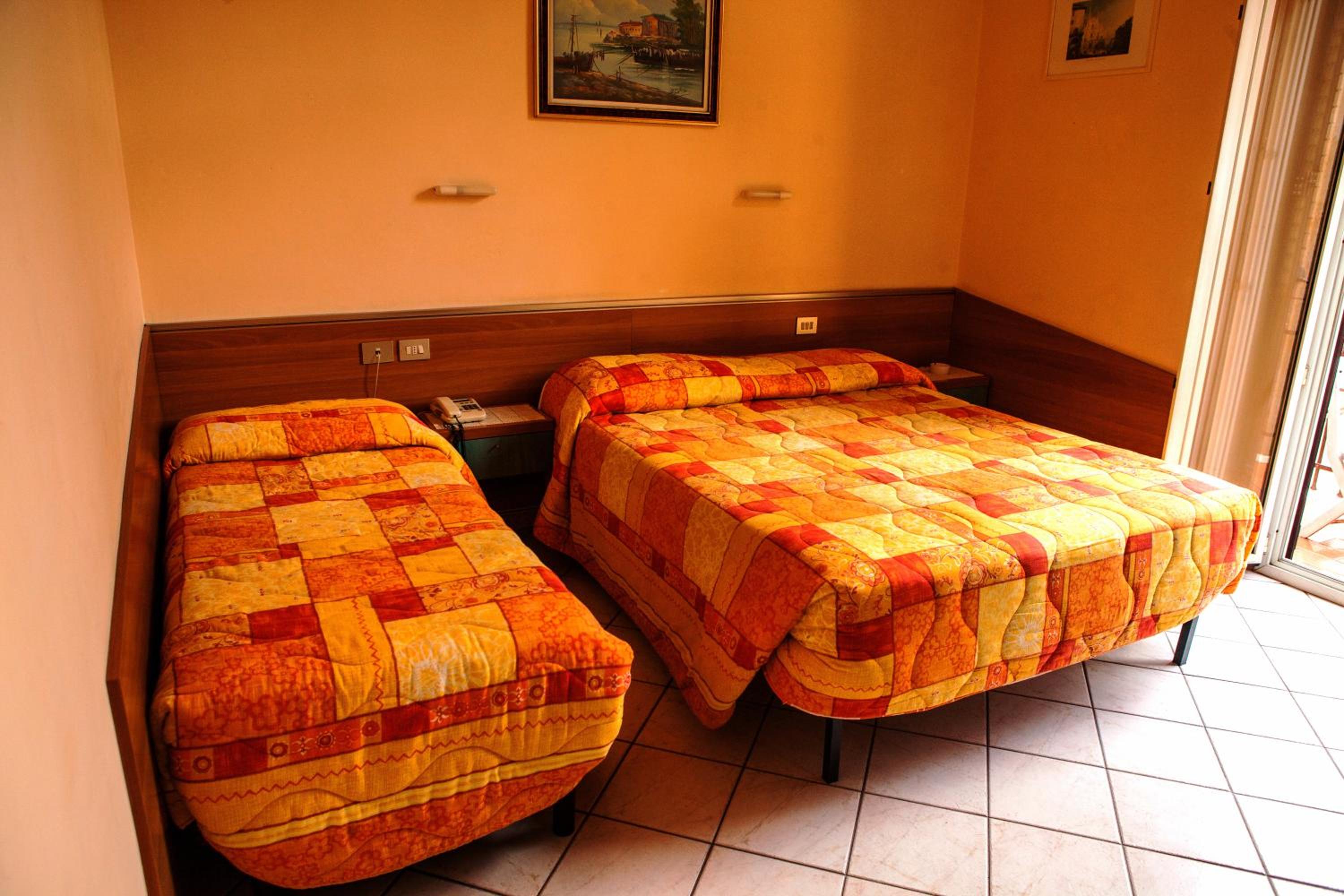 Triple Room with Balcony - Photo 8