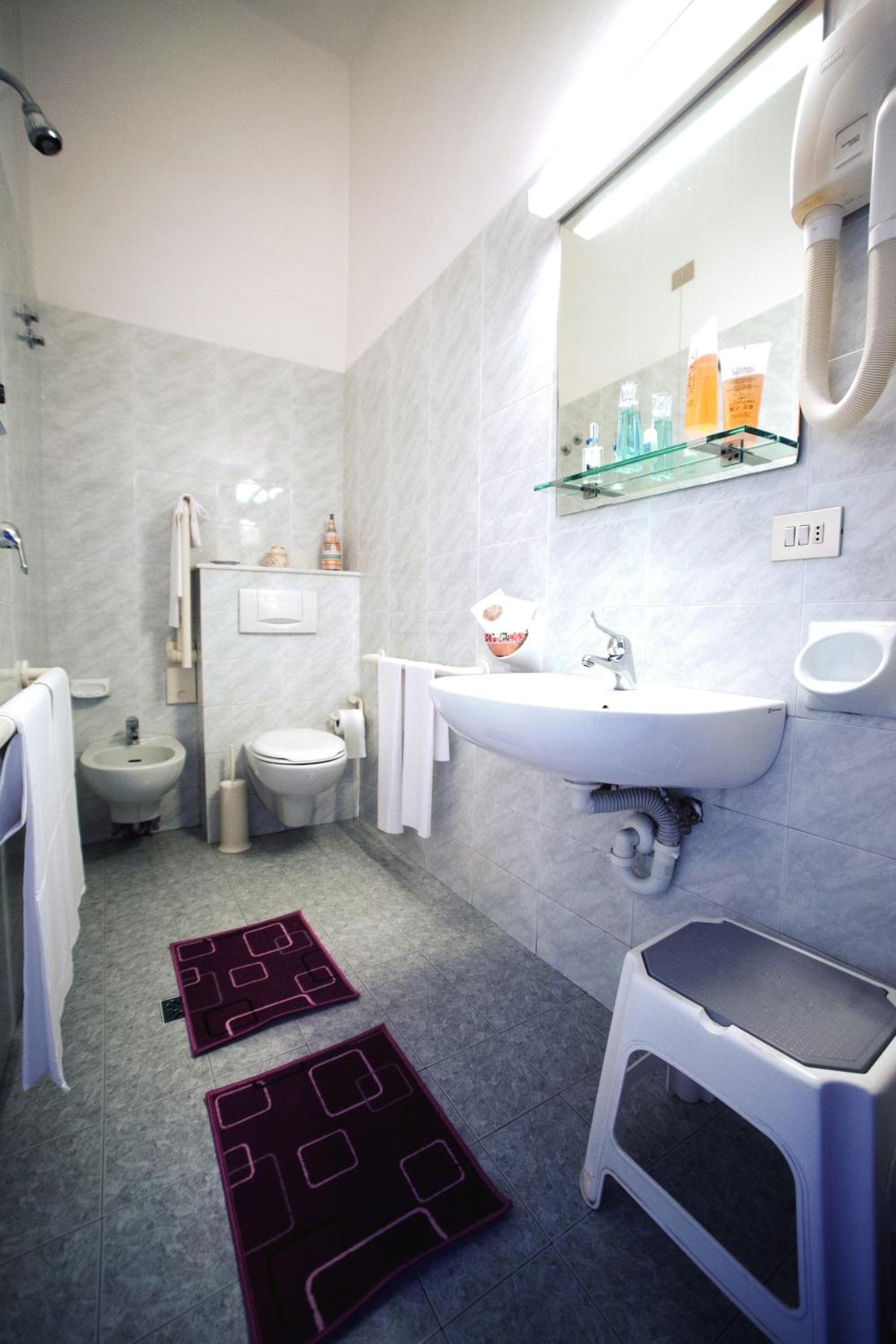 Triple Room with Balcony - Photo 10