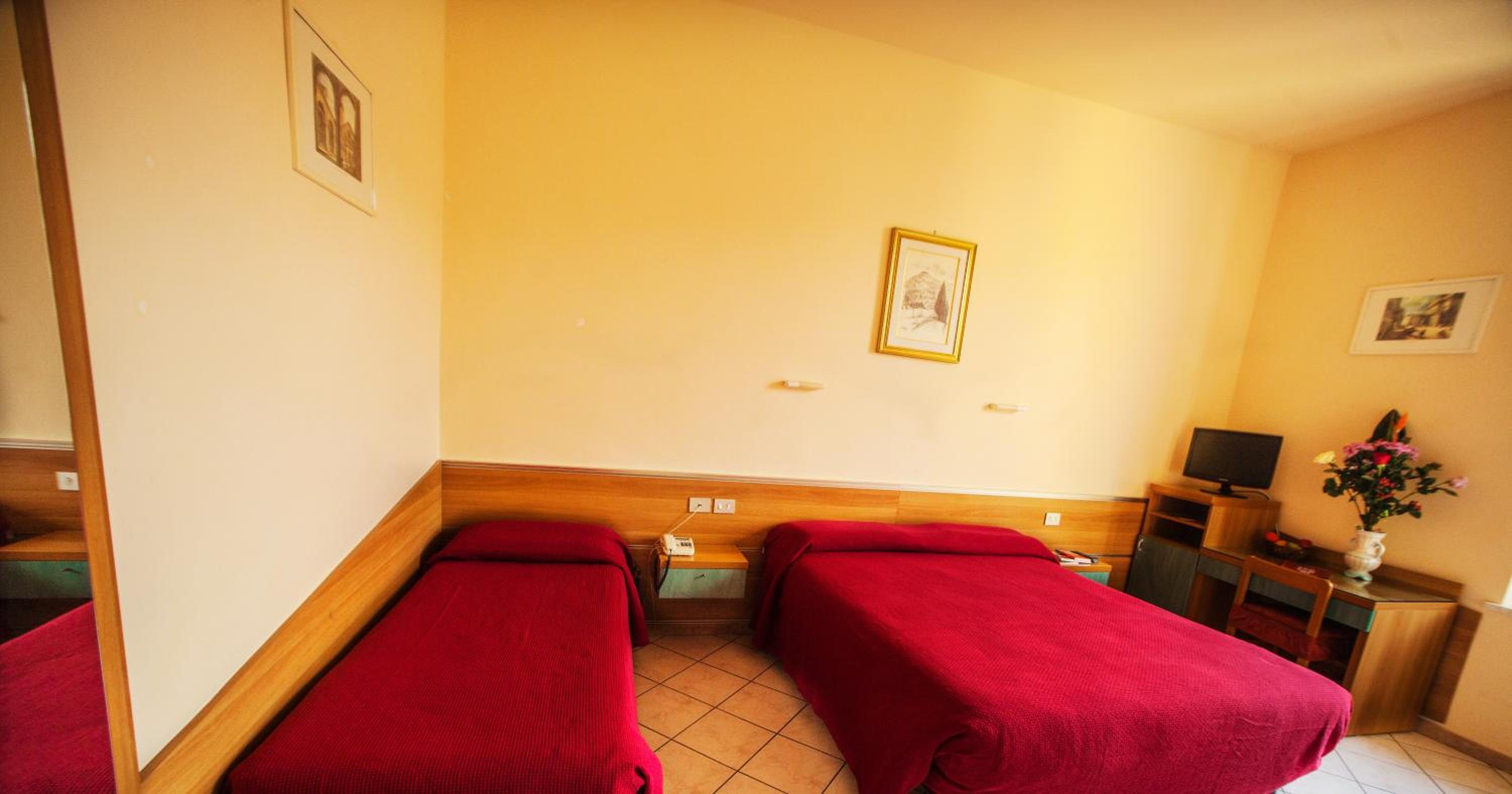 Triple Room with Balcony - Photo 11
