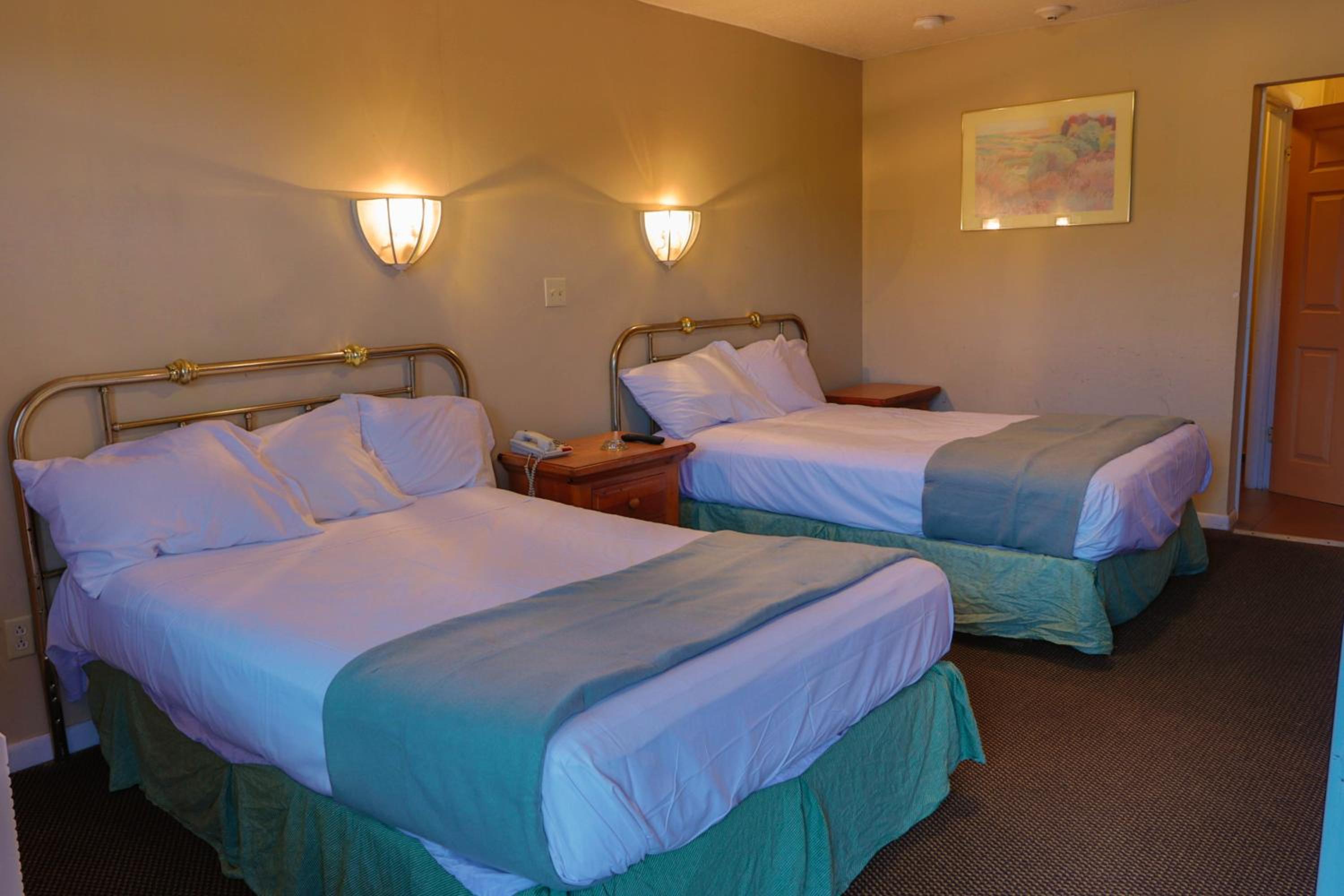 Double Room with Two Double Beds - Photo 2