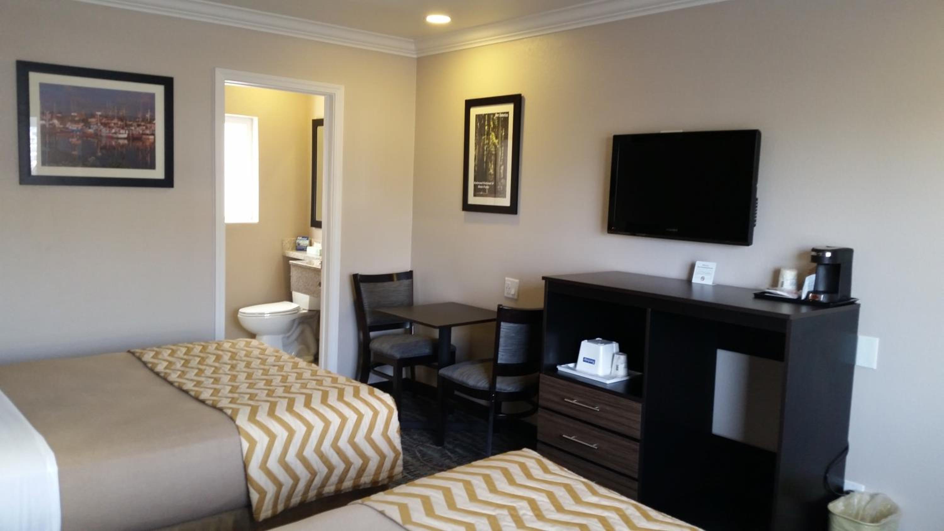 Double Room with Two Double Beds - Non-Smoking photo 2