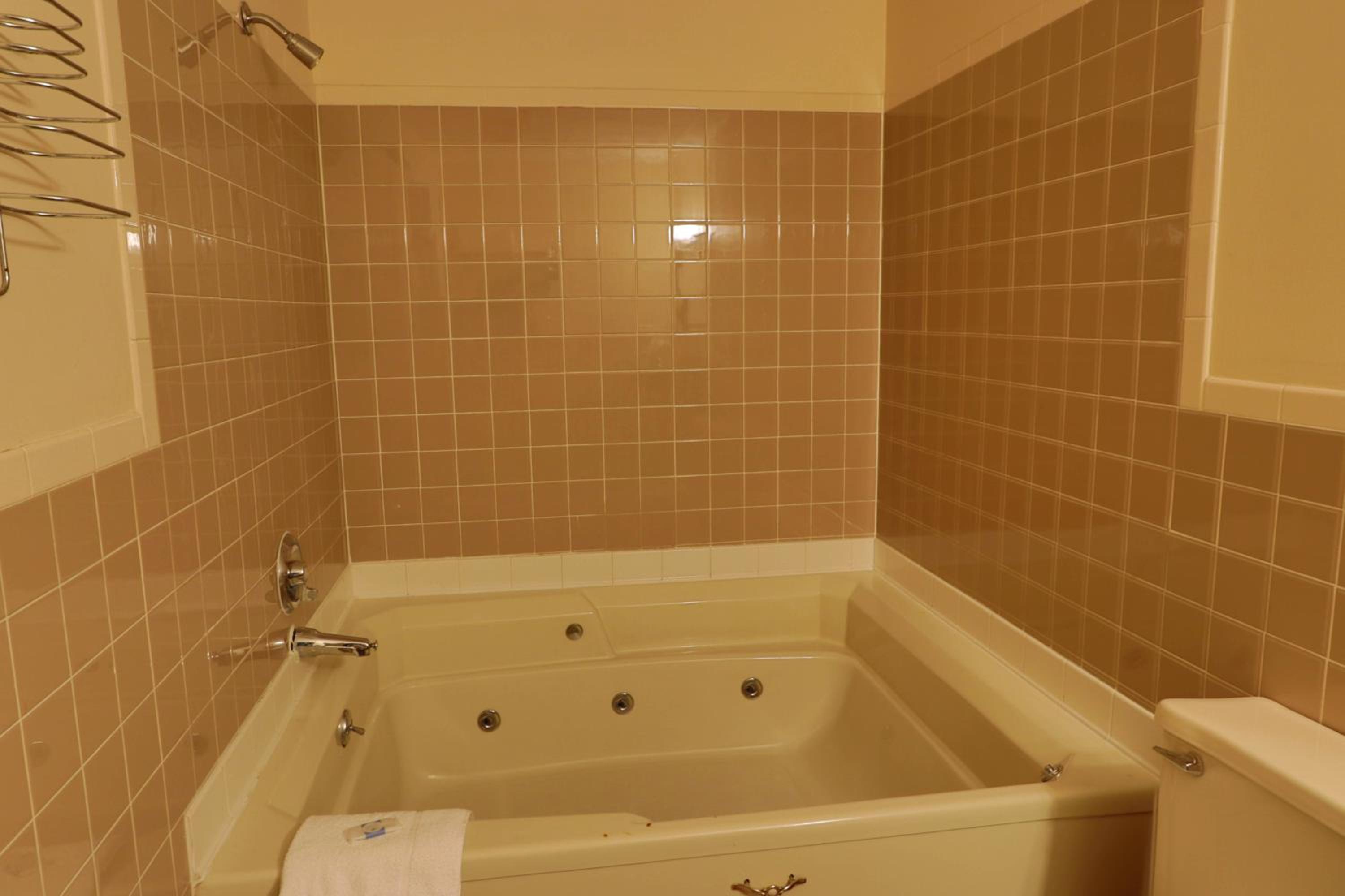 King Suite with Spa Bath - Photo 11