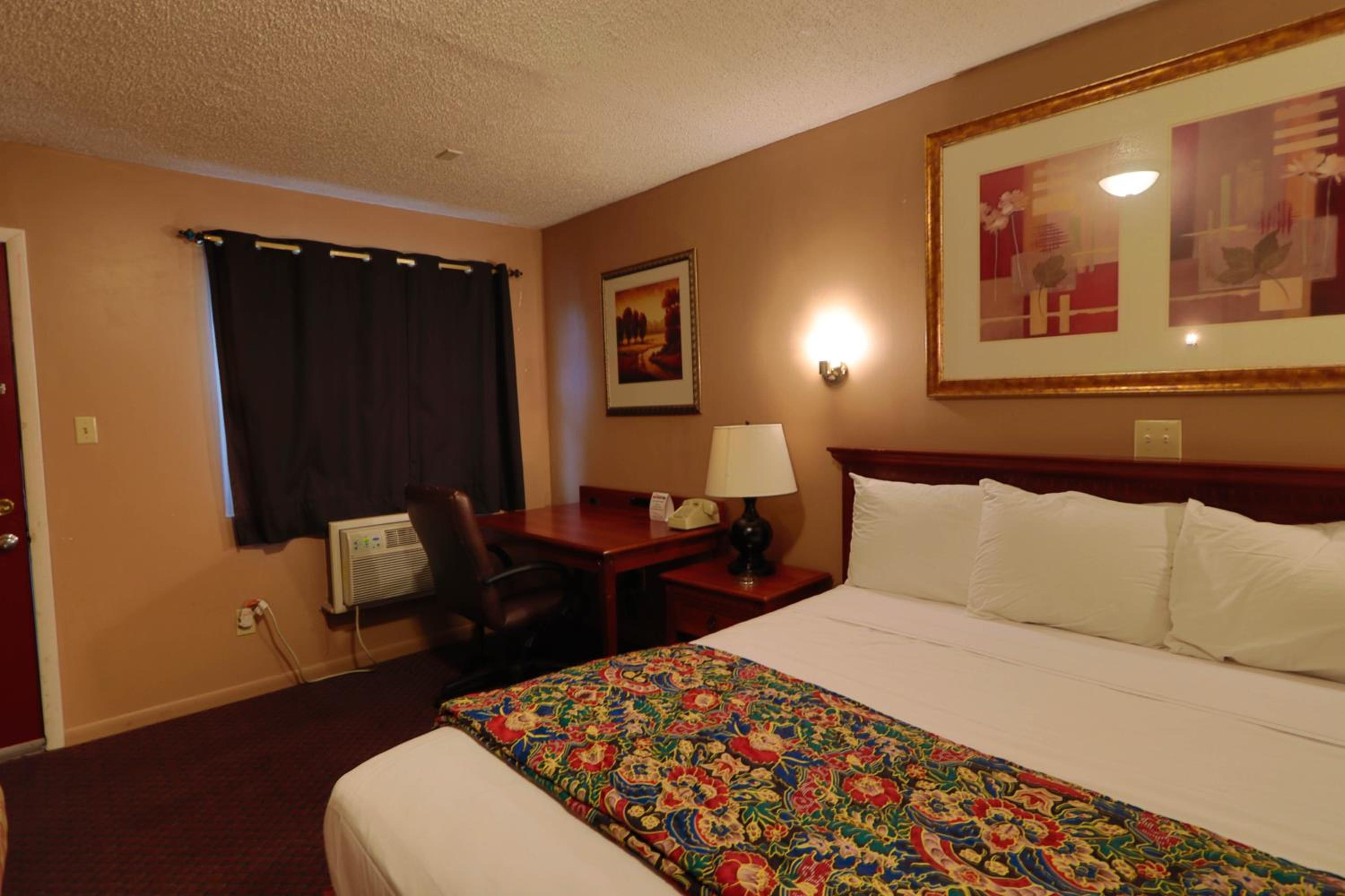 King Suite with Spa Bath - Photo 8
