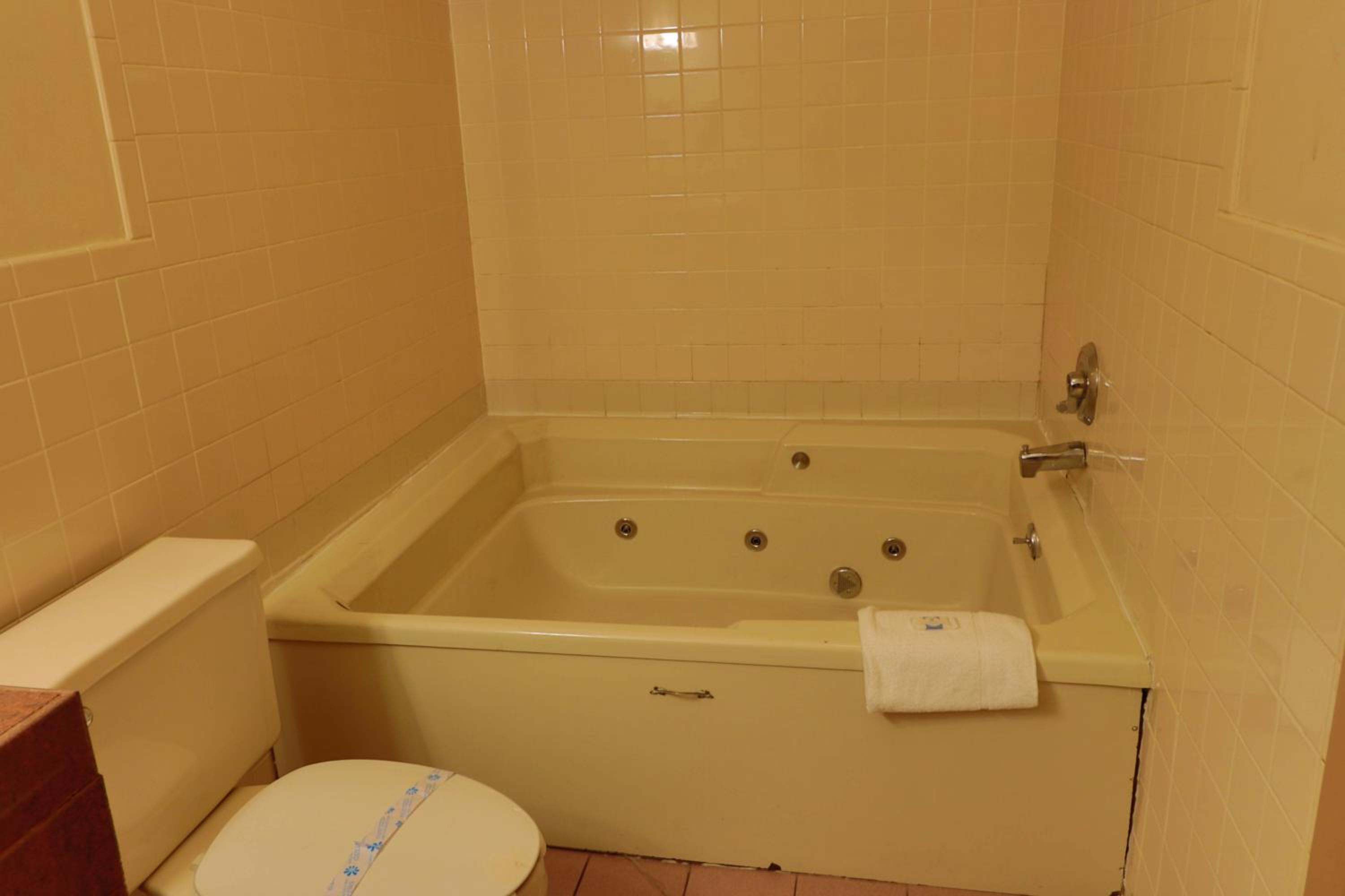 King Suite with Spa Bath - Photo 5