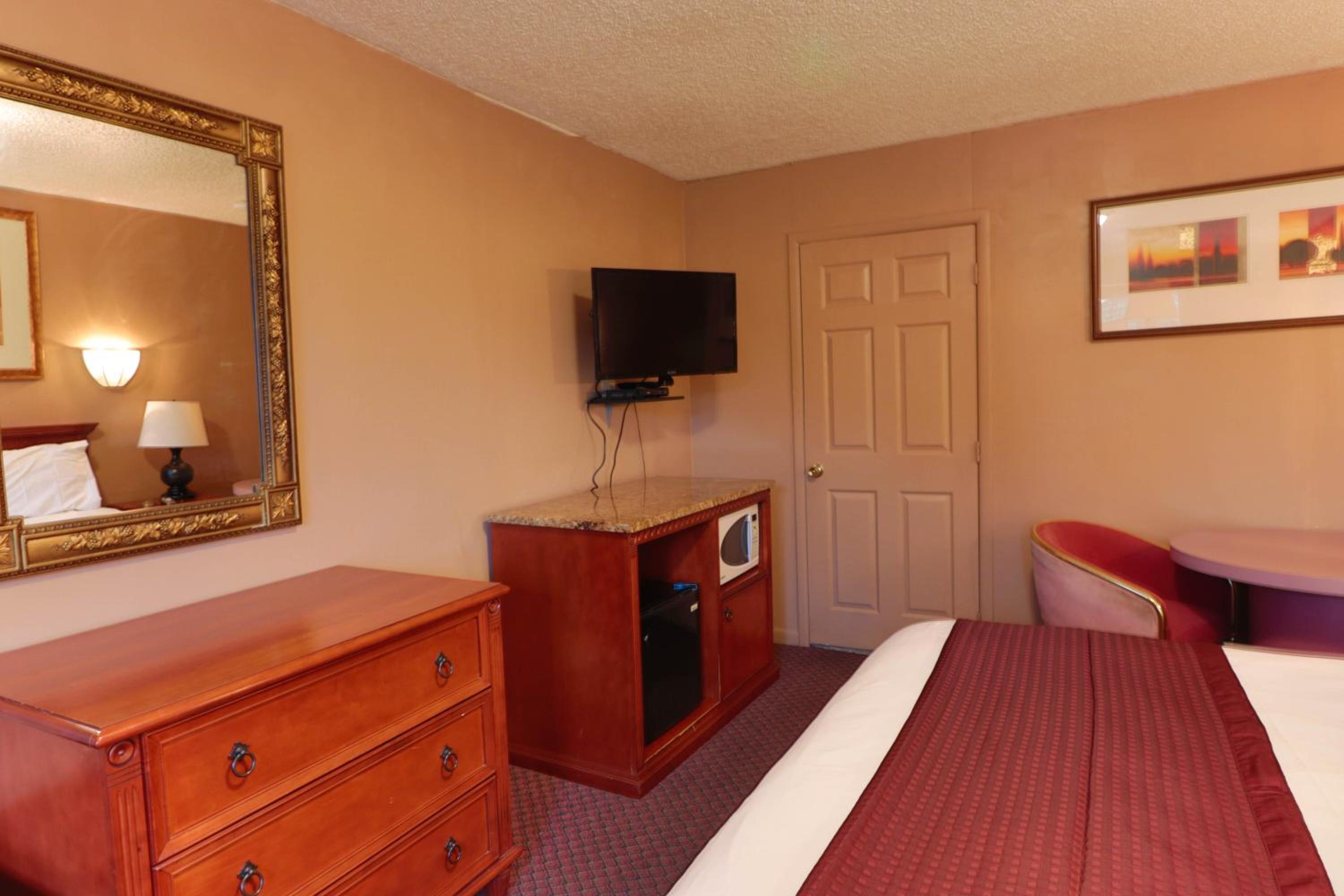 King Suite with Spa Bath - Photo 4