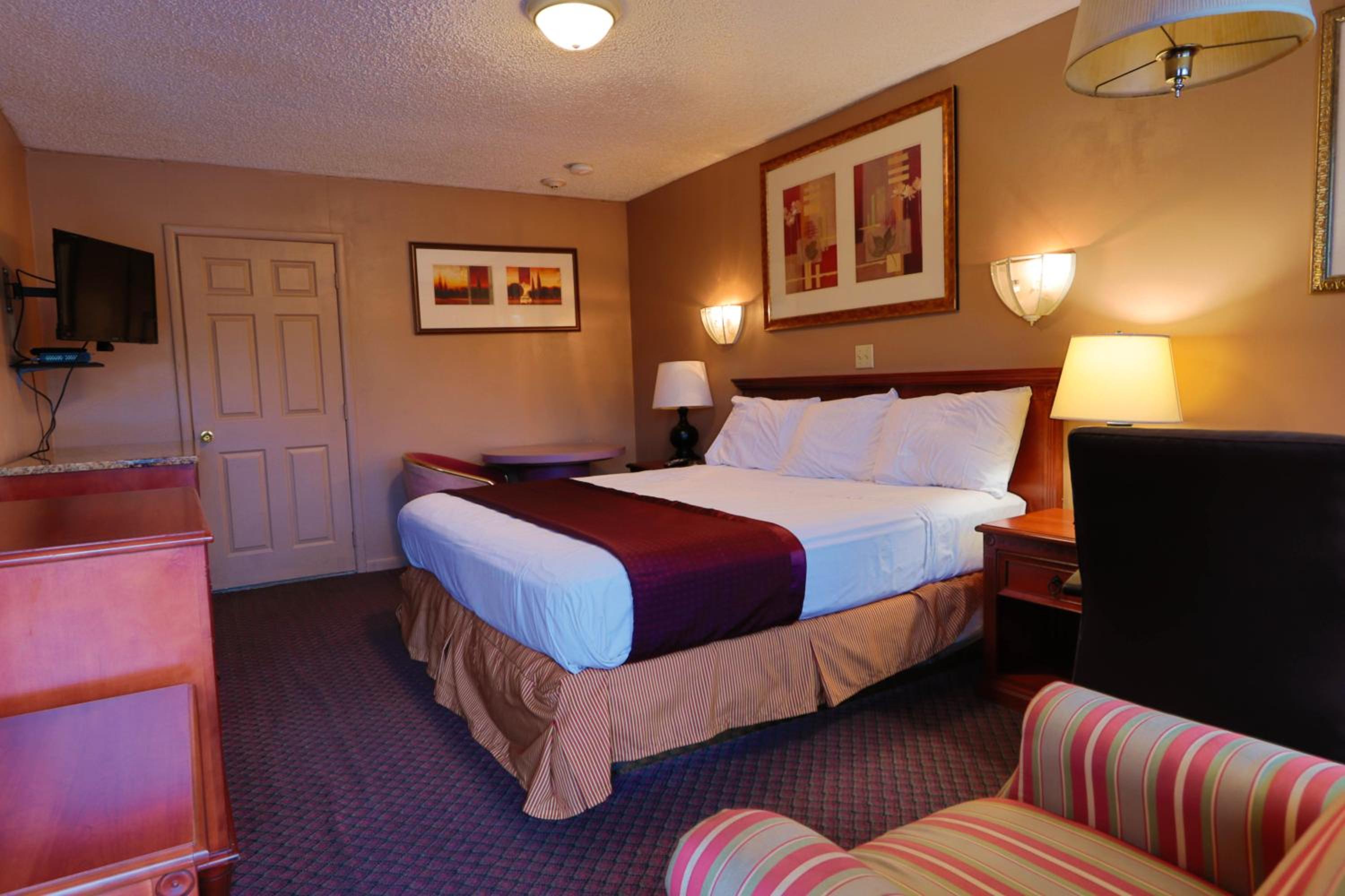 King Suite with Spa Bath - Photo 2