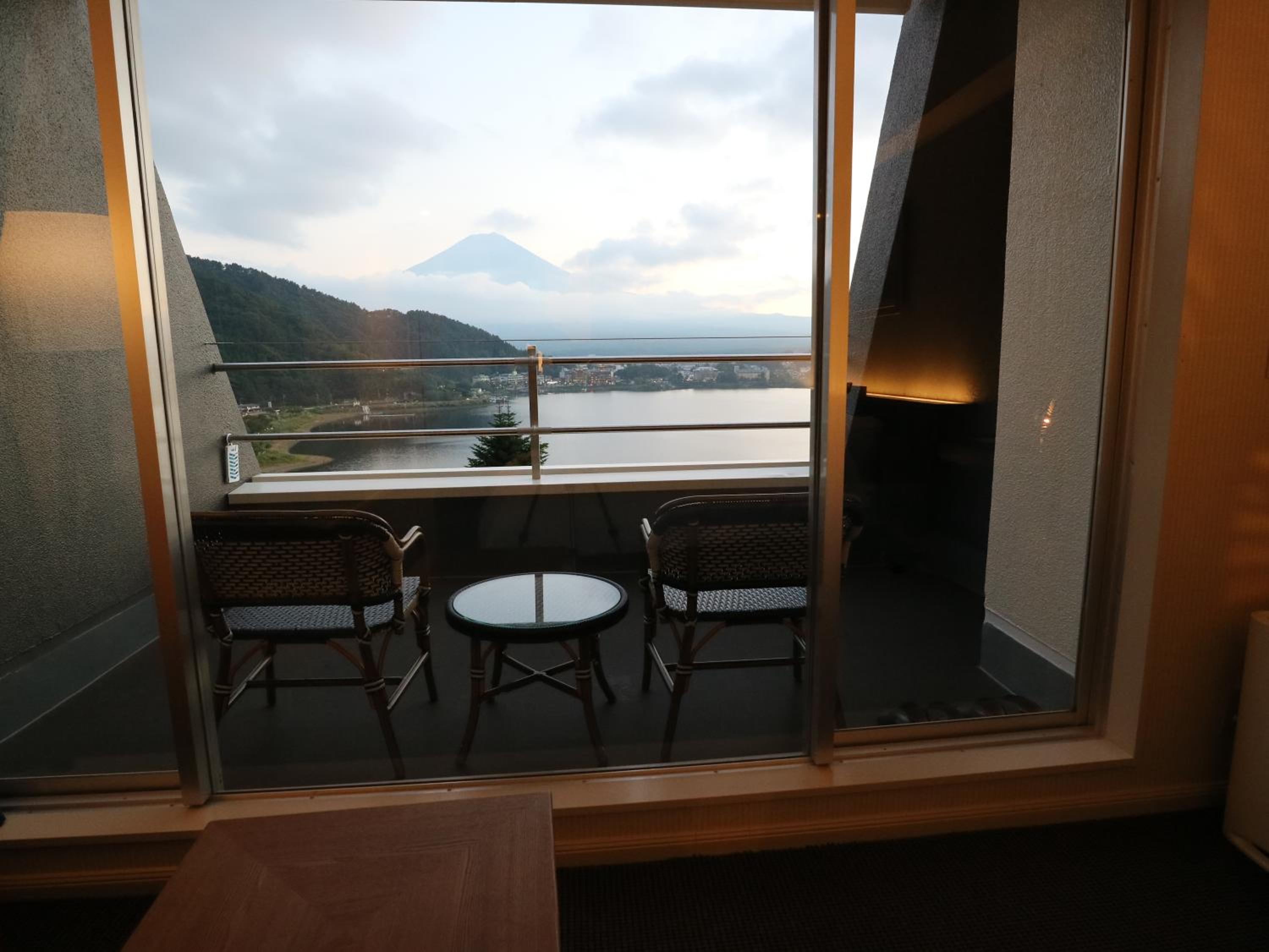 Double Room with Balcony with Mt.Fuji and Lake view - Non Smoking photo 2