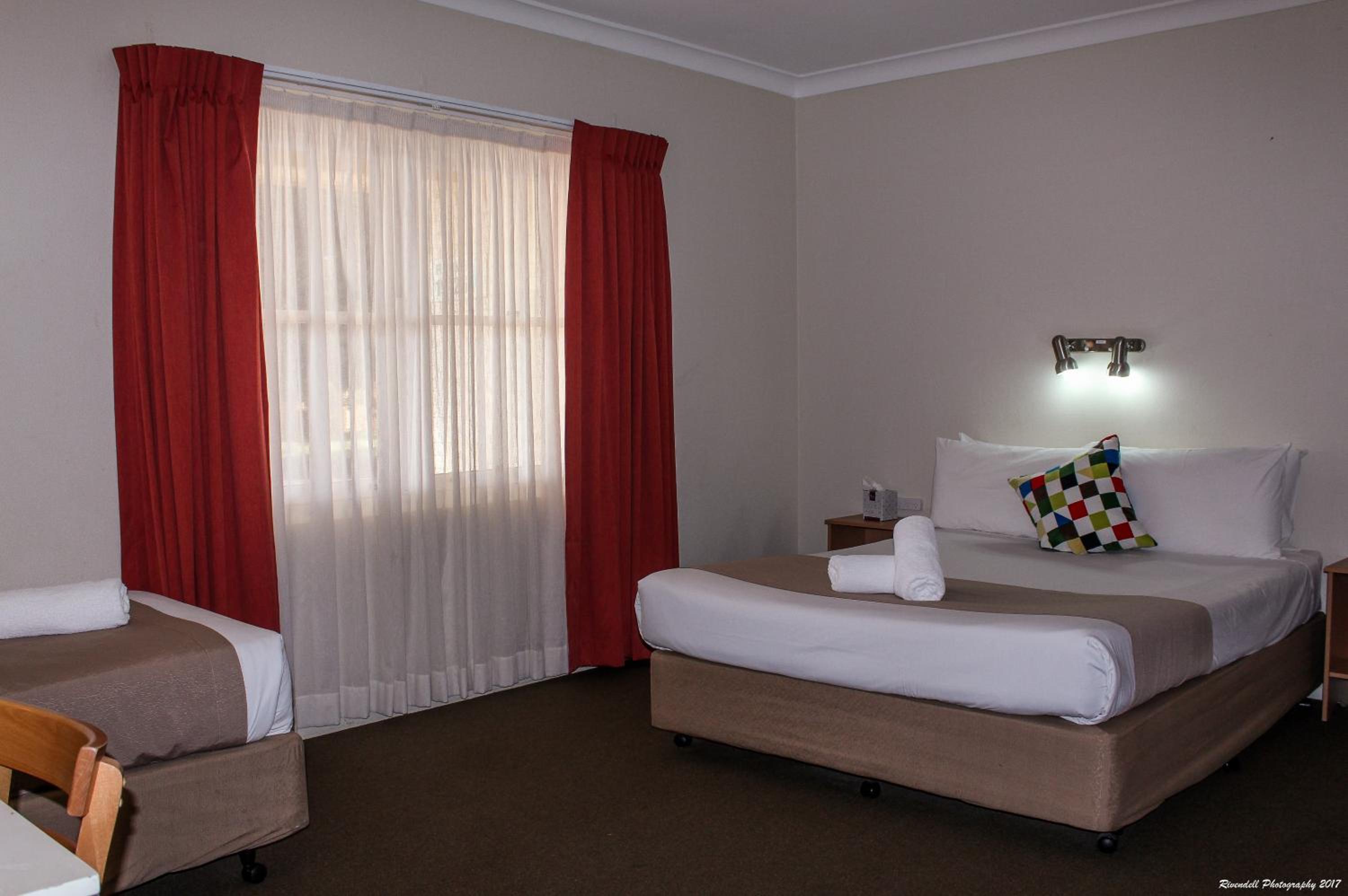Downstairs Room with a Queen and 3 Single Beds photo 1