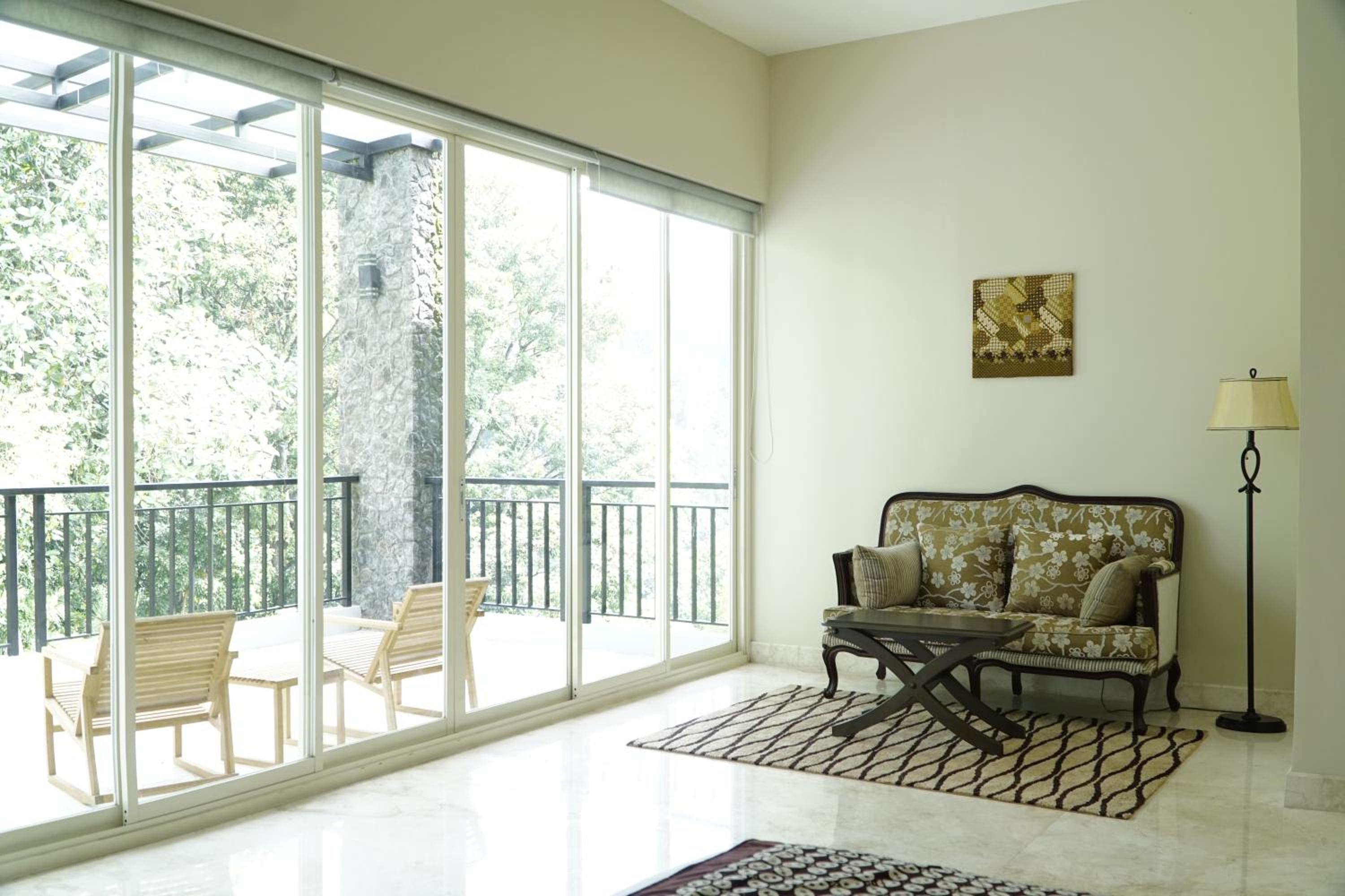 Executive Room with Balcony - Photo 2