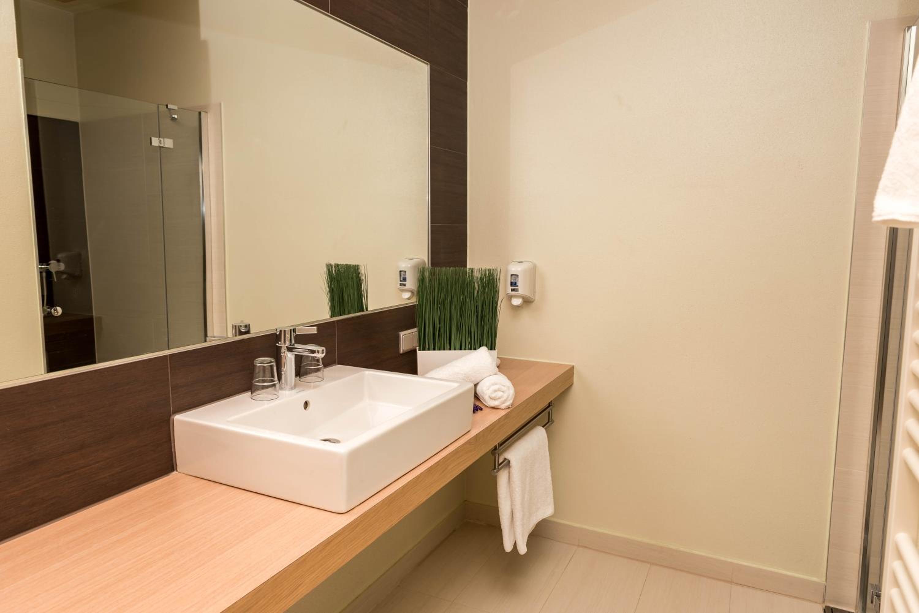 Deluxe Double Room with Balcony - Photo 8