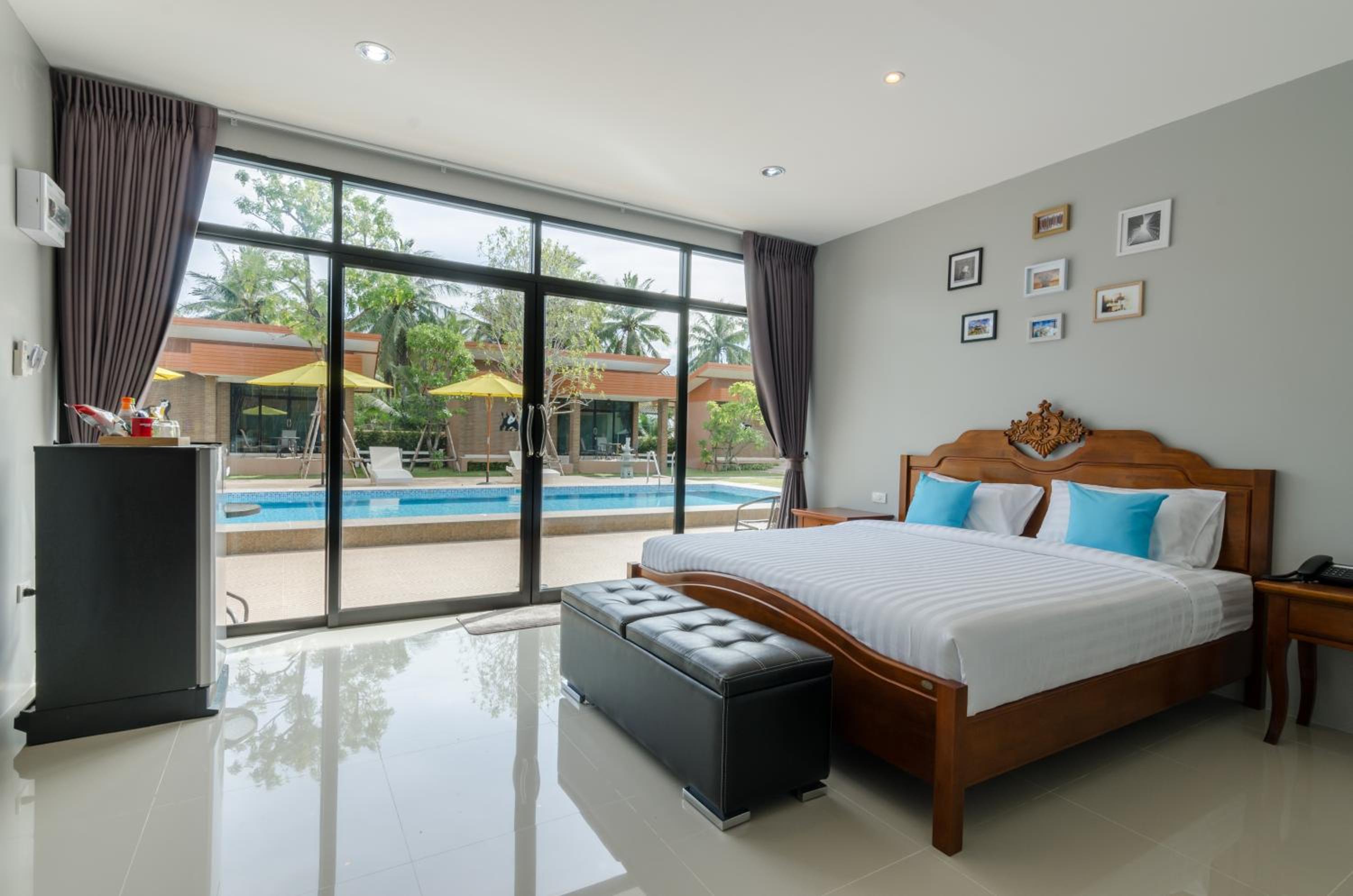 Double Room with Pool View photo 2