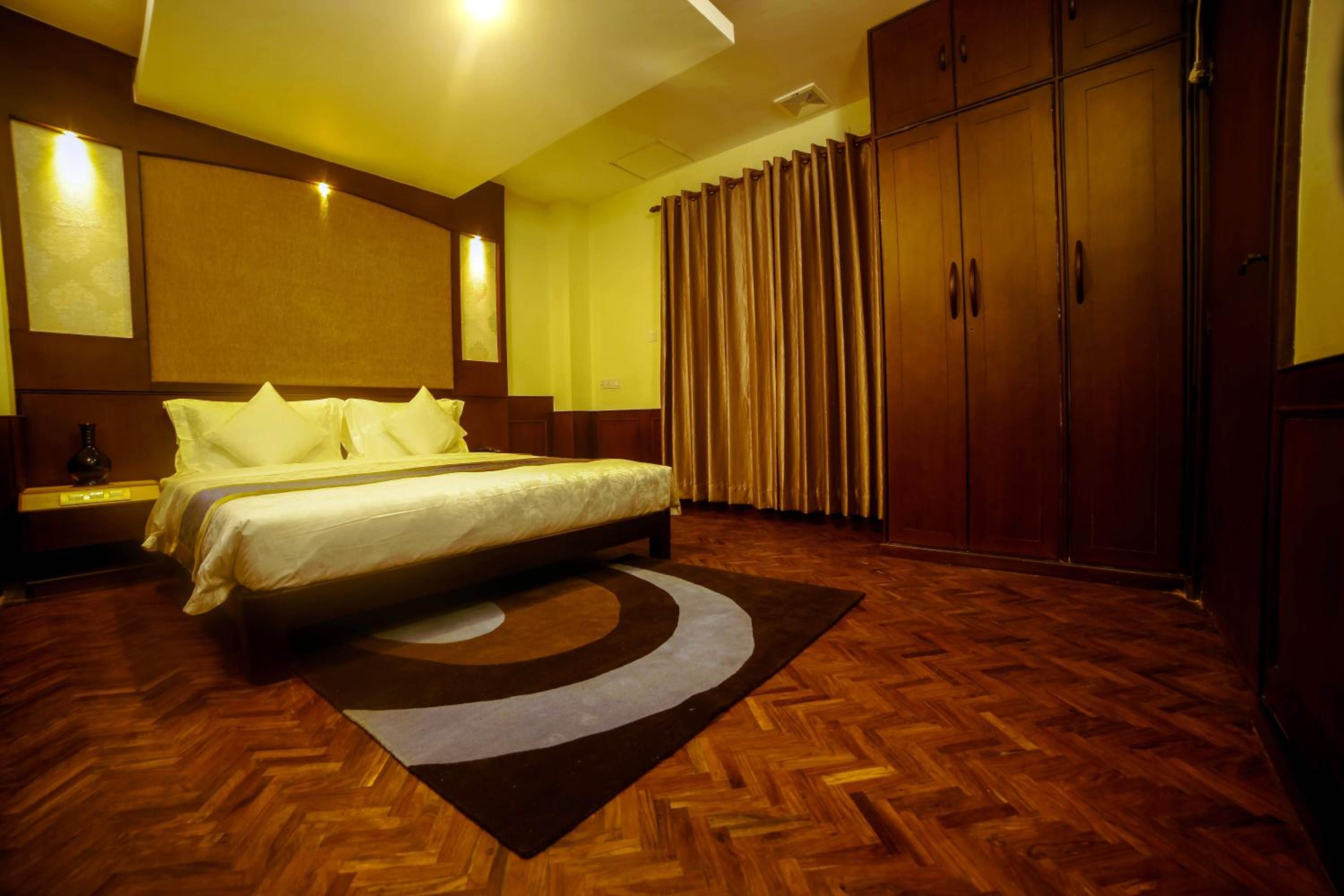 Deluxe Queen Room with Balcony photo 2