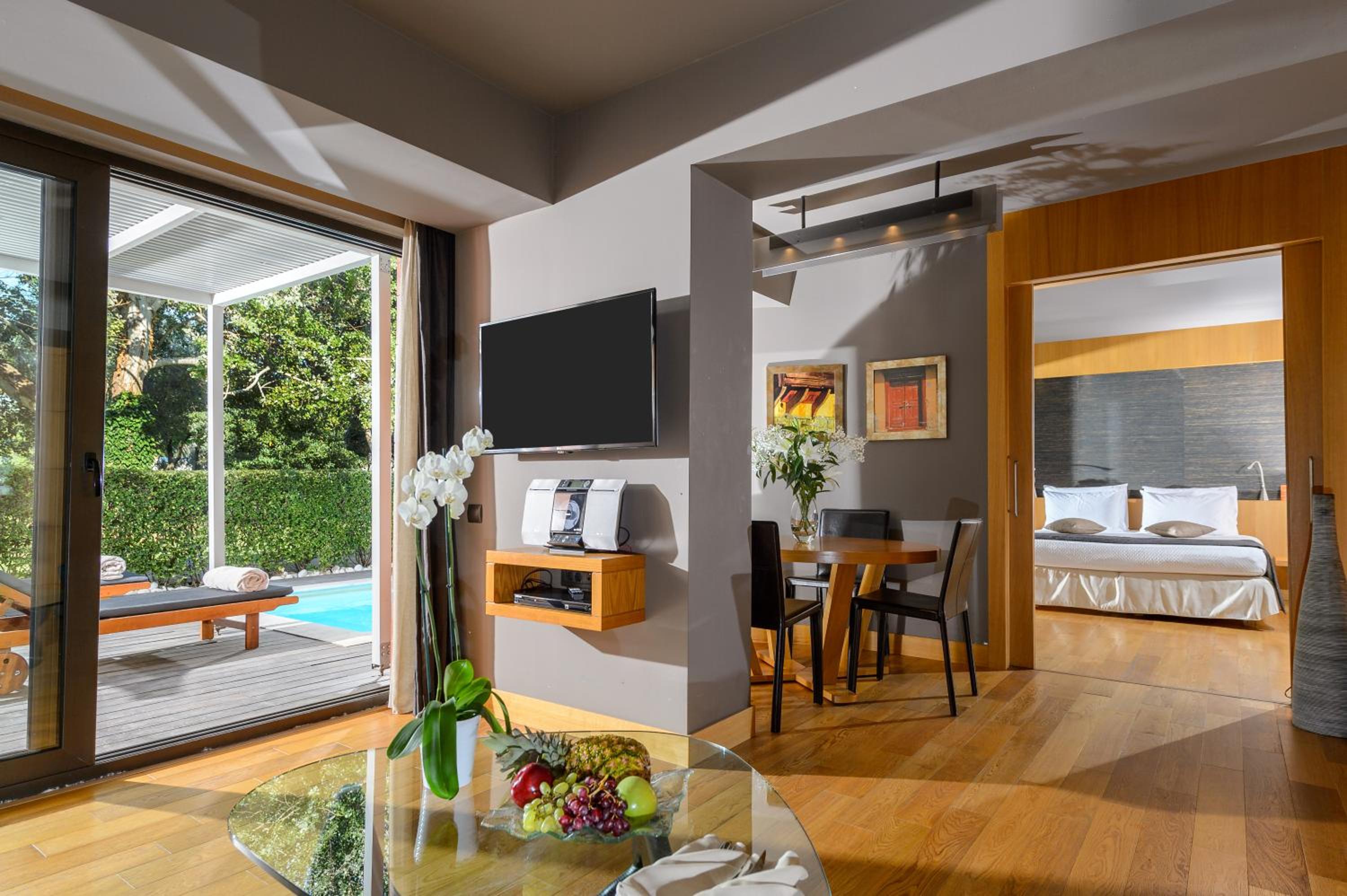 Deluxe Suite with Private Pool - Photo 5