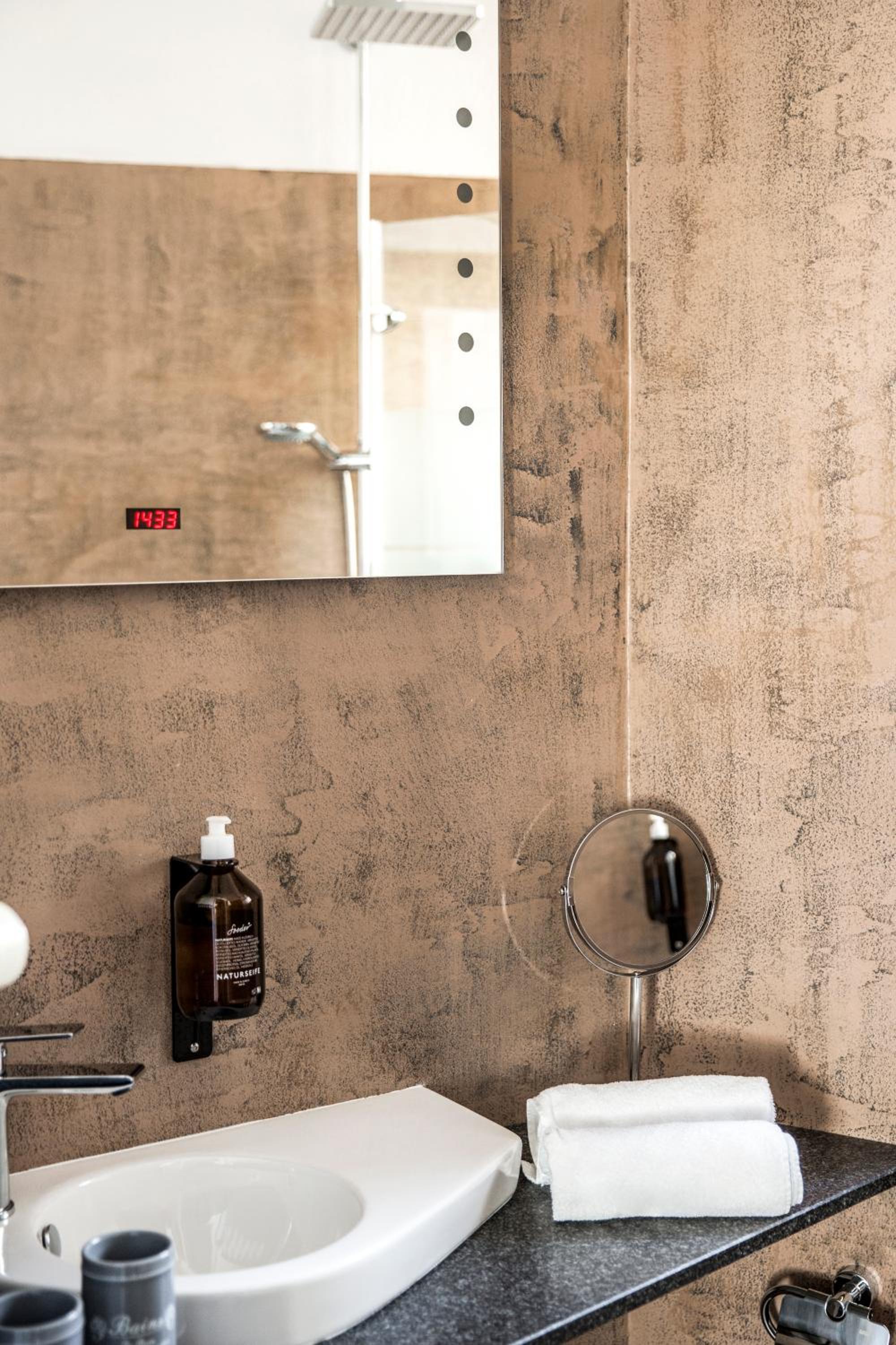 Studio Apartment with Kitchenette - Photo 13