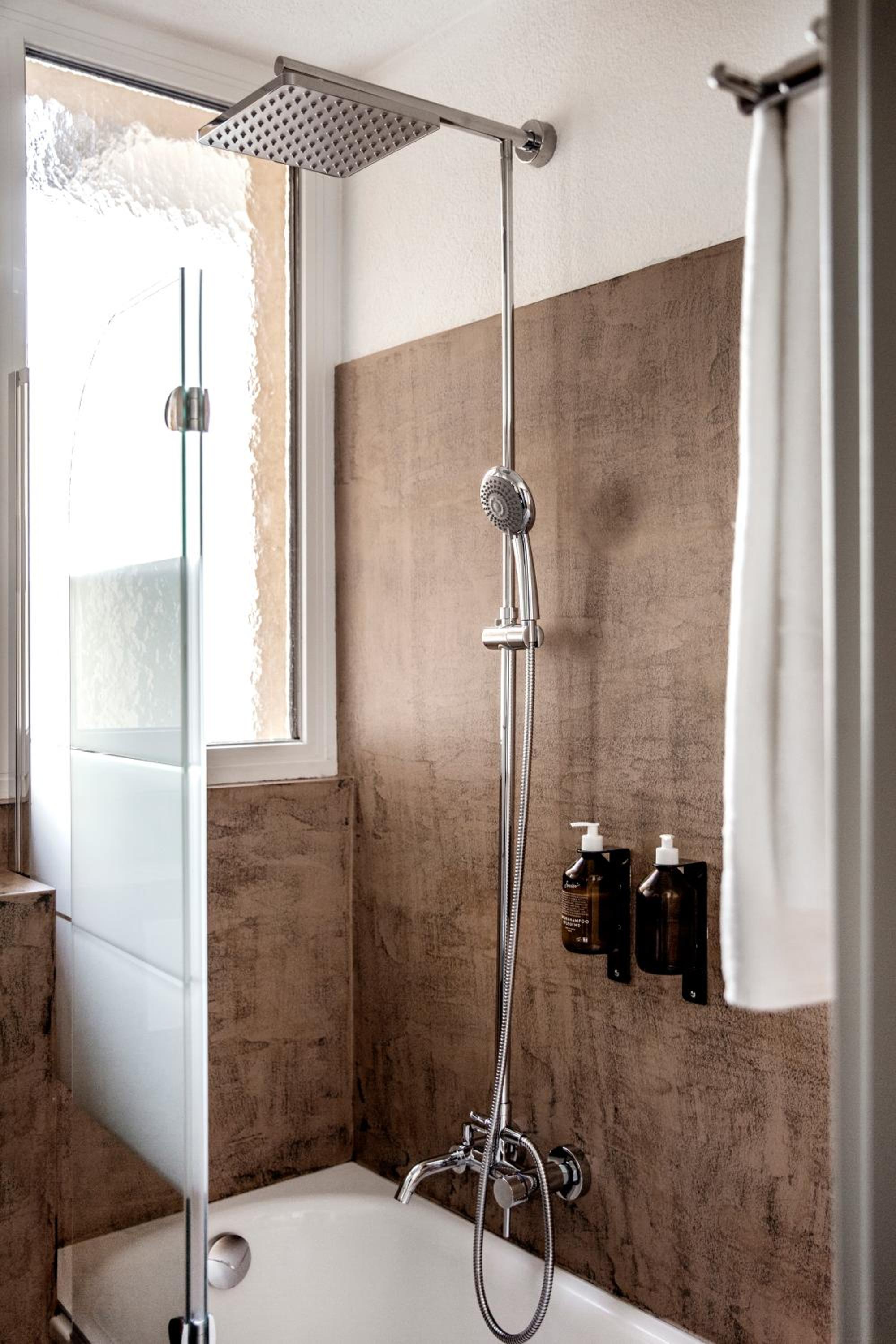 Studio Apartment with Kitchenette - Photo 10