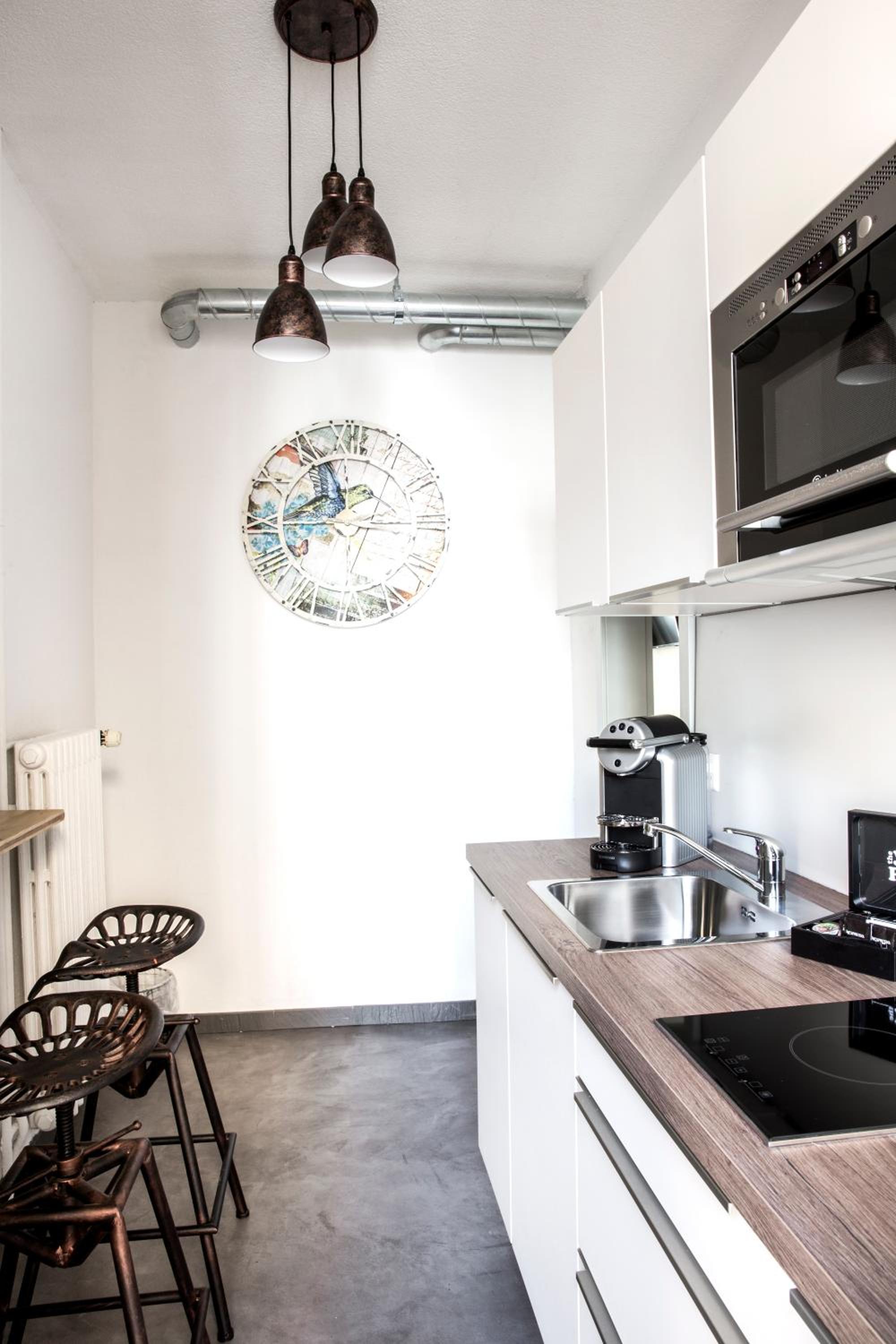 Studio Apartment with Kitchenette - Photo 9