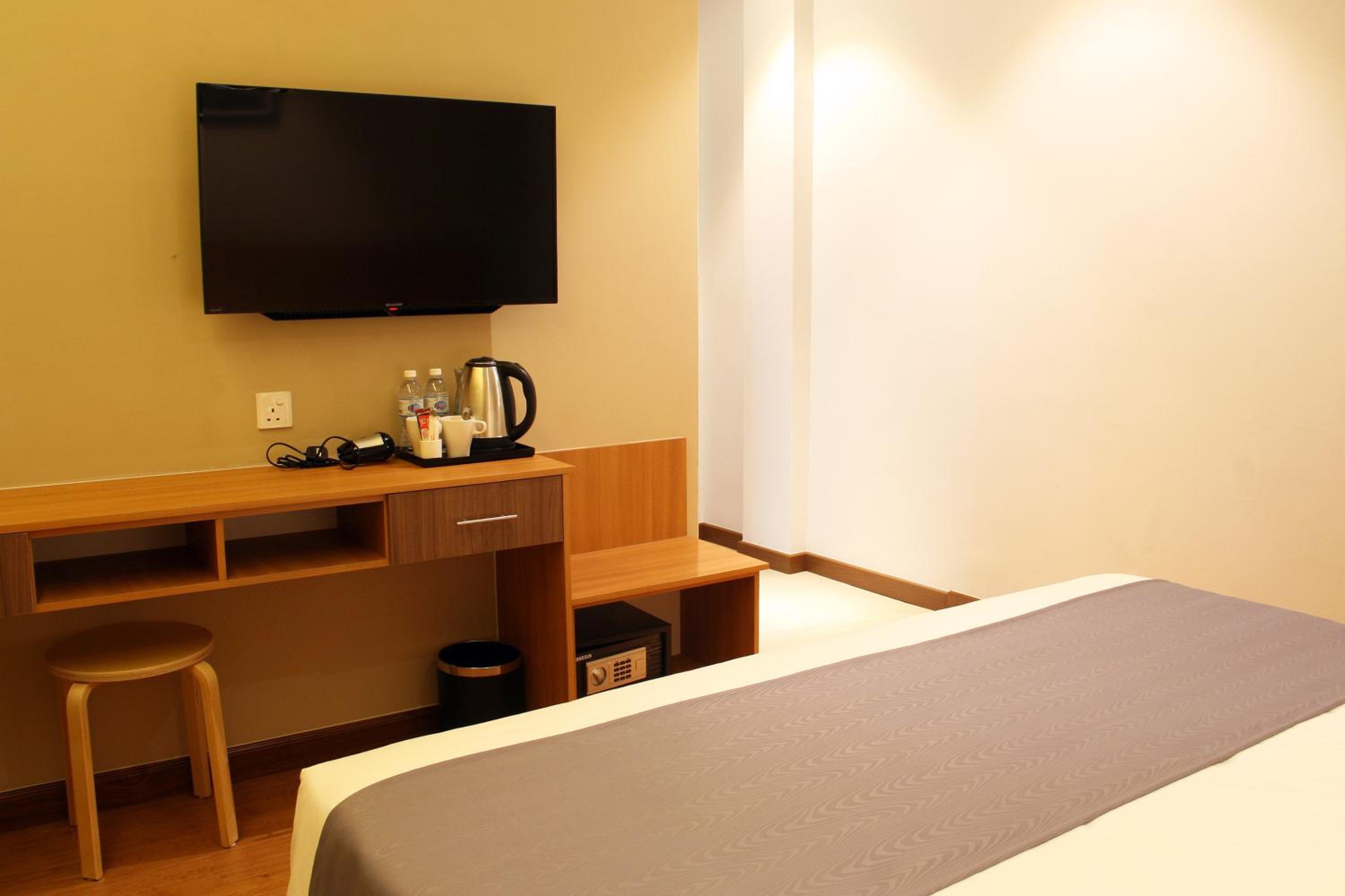Standard Queen Room (No Window) photo 3