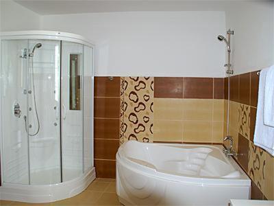 Deluxe Double Room with Extra Bed - Photo 15