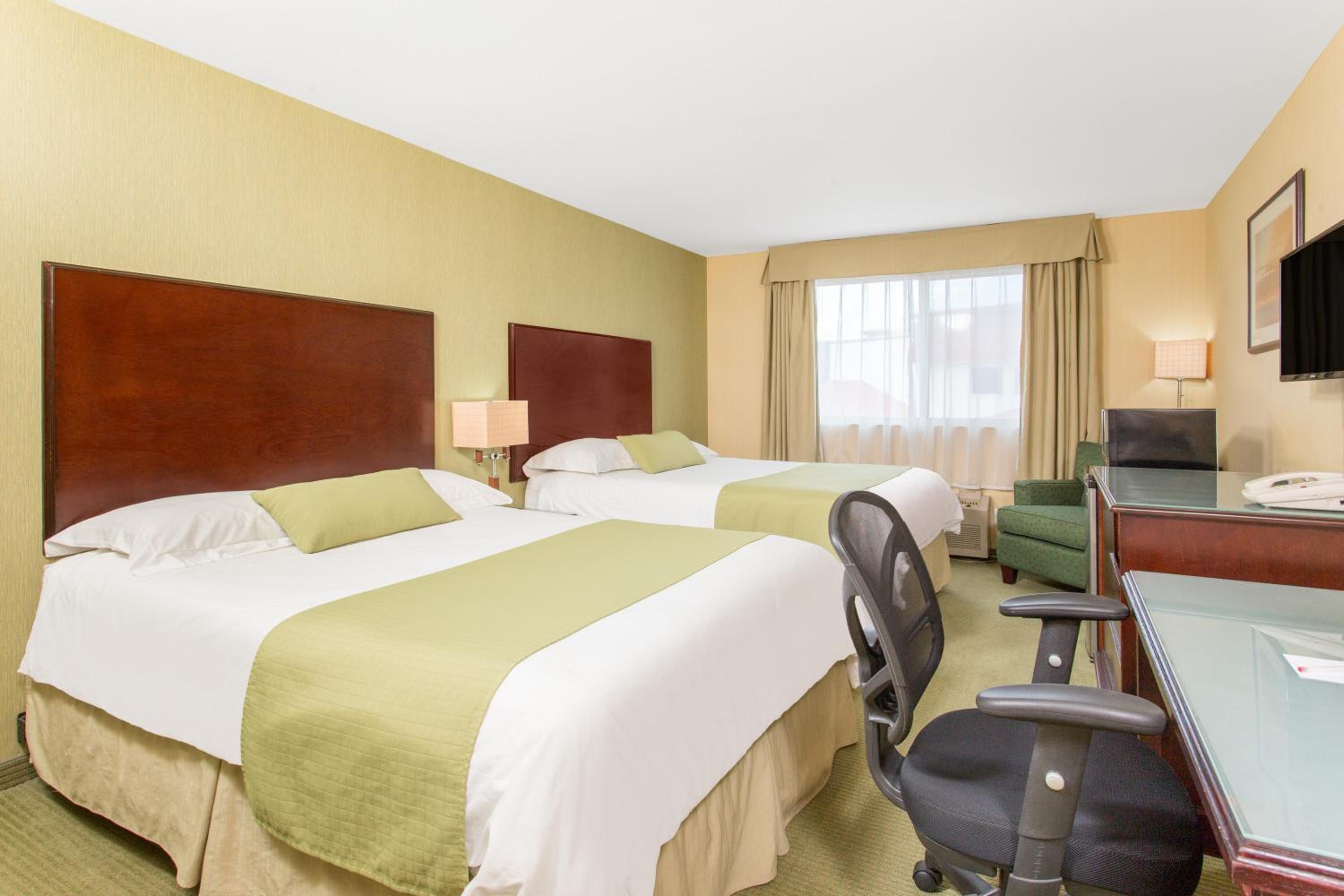 Queen Room with Two Queen Beds - Non-Smoking - Photo 6