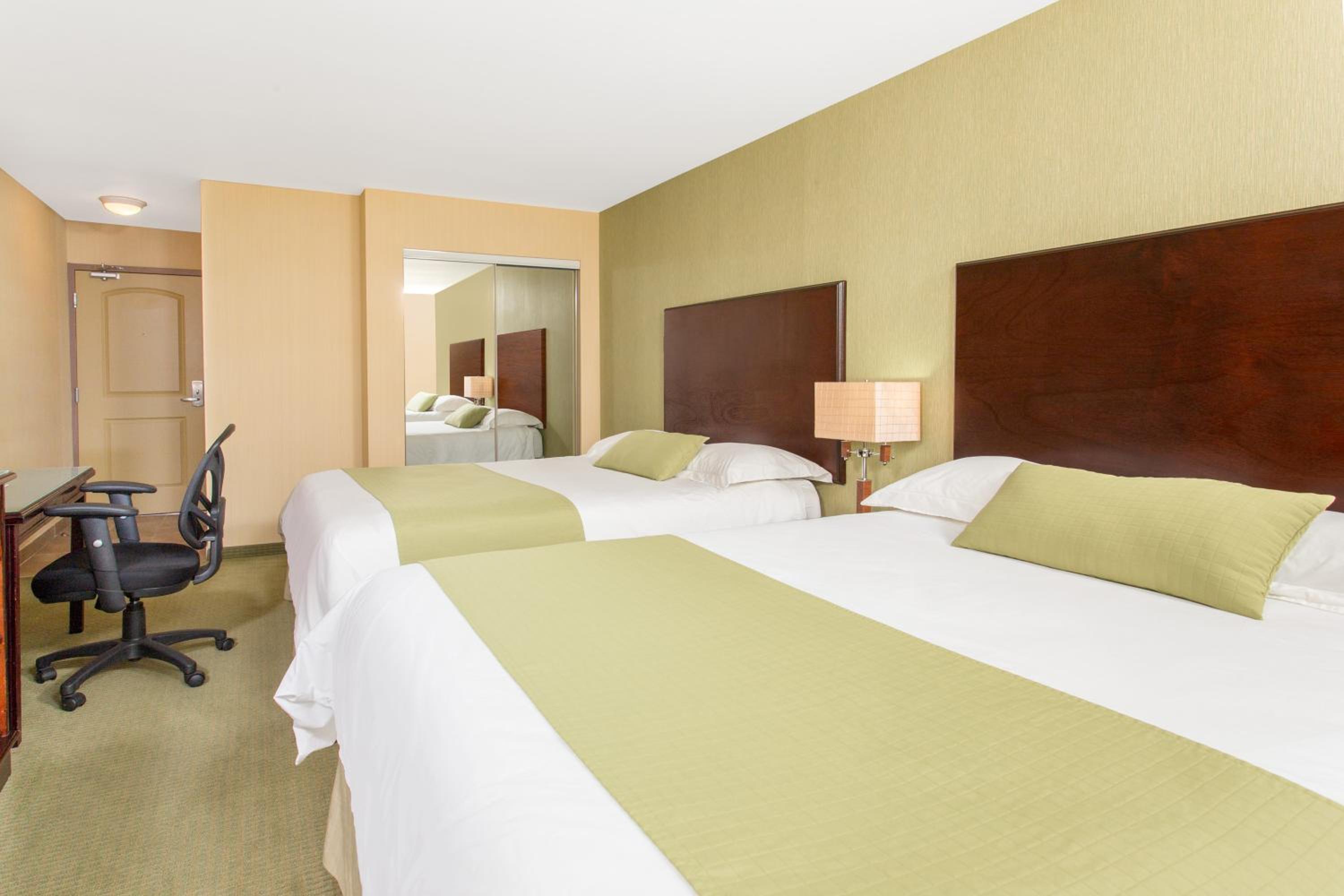 Queen Room with Two Queen Beds - Non-Smoking - Photo 5