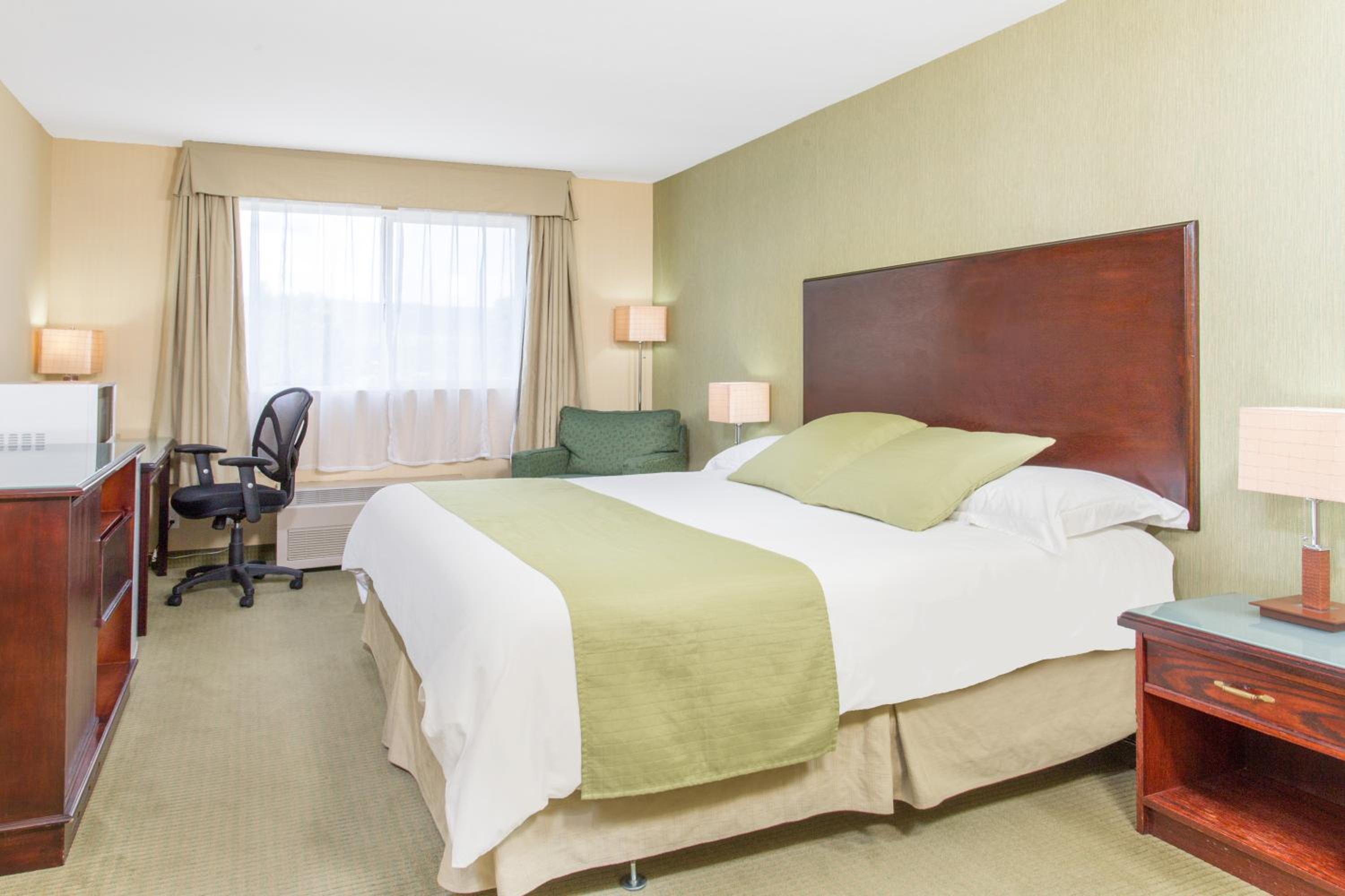 King Room - Non-Smoking - Photo 3