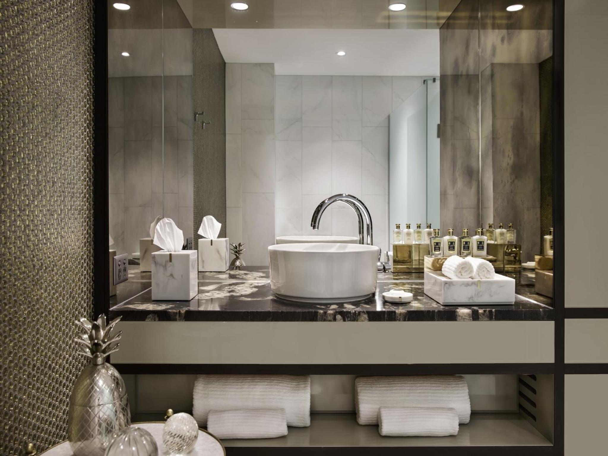 Luxury King Room with City View - Photo 5