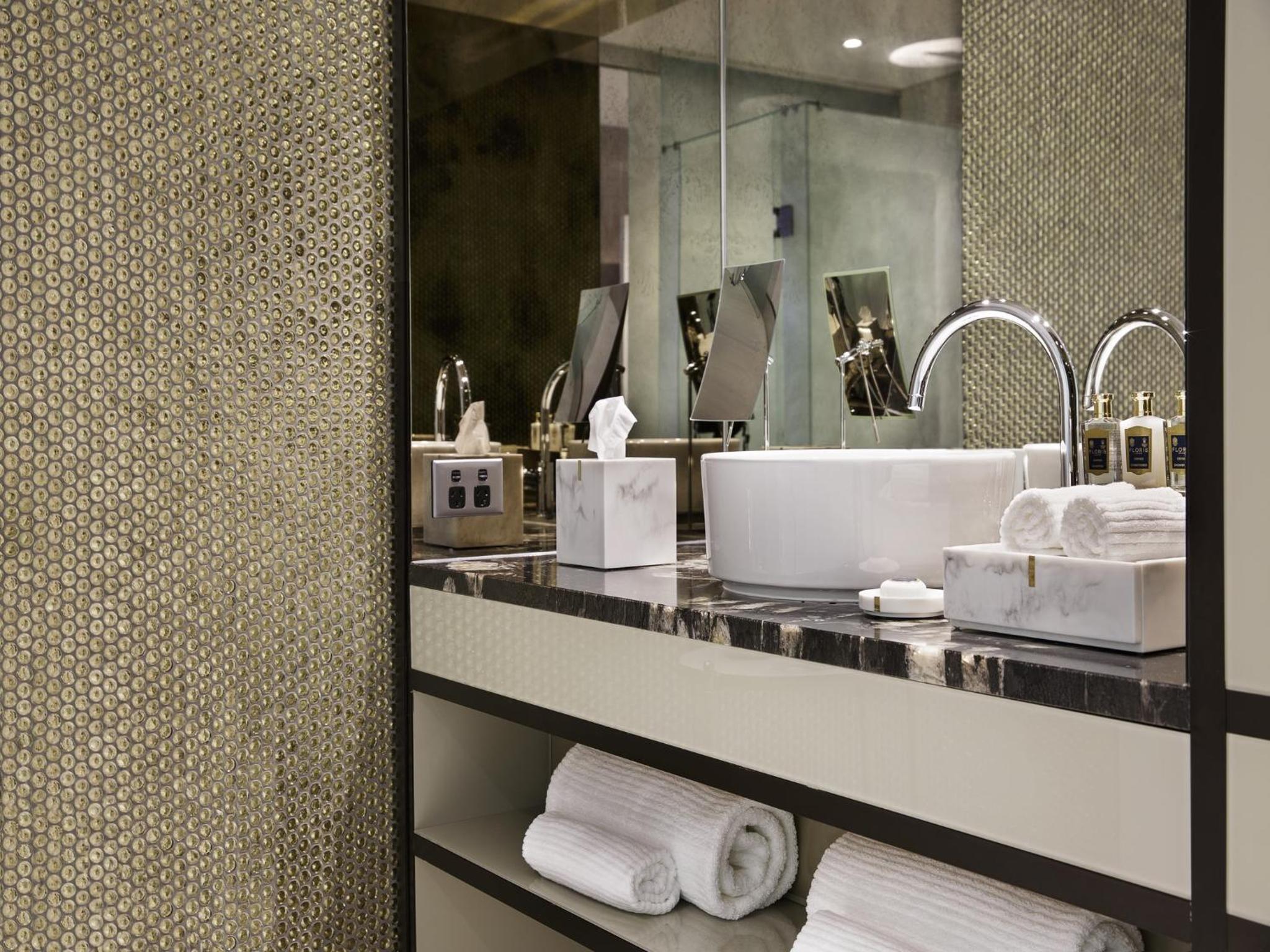 Luxury King Room with City View - Photo 2