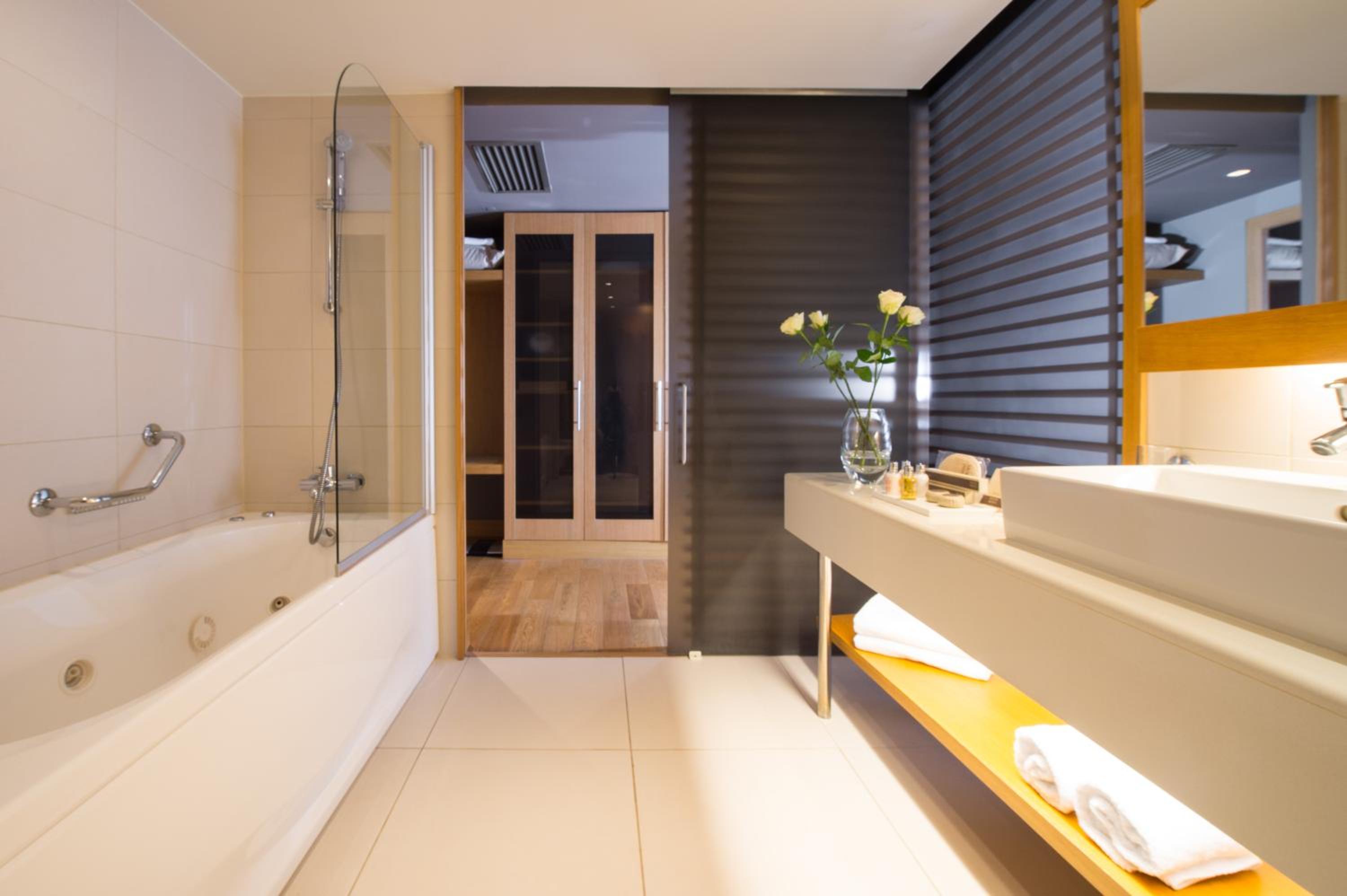 Deluxe Suite with Private Pool - Photo 3