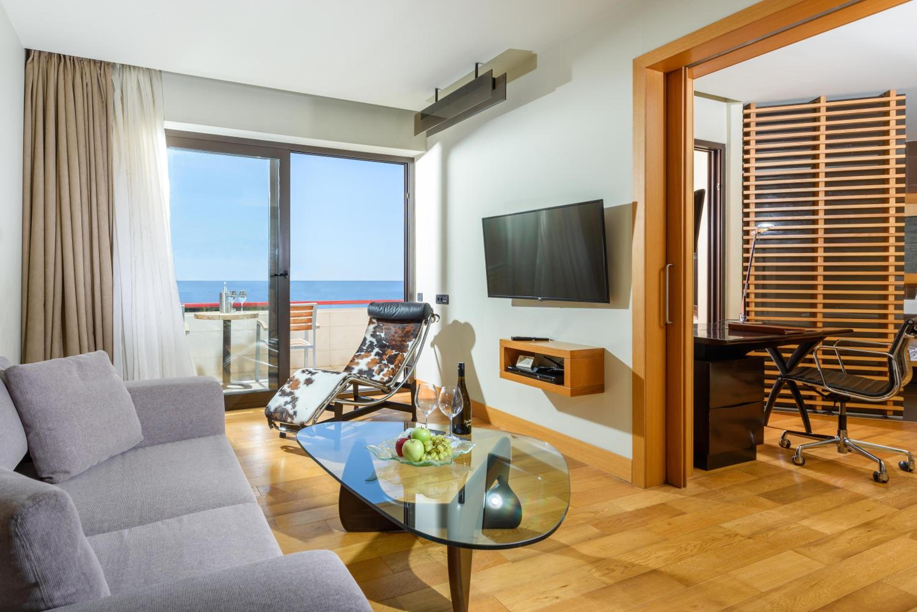 Deluxe Suite - Photo 5