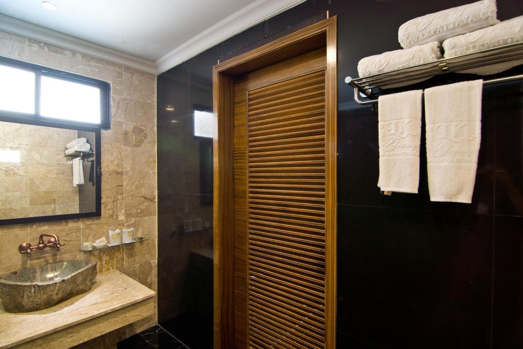  Deluxe Double Room with Pool Access - Photo 8
