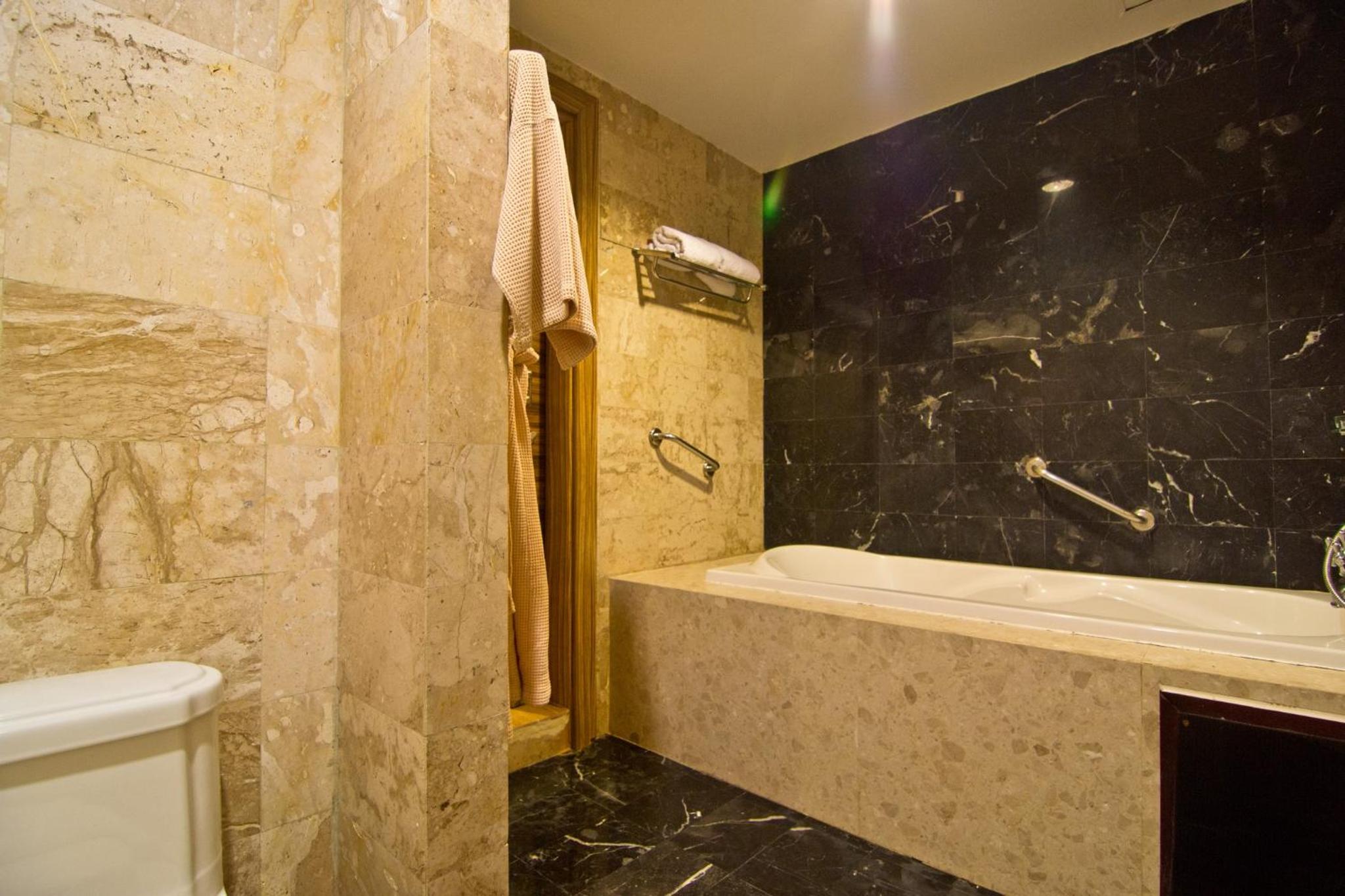 Two-Bedroom Mantra Suite - Photo 9
