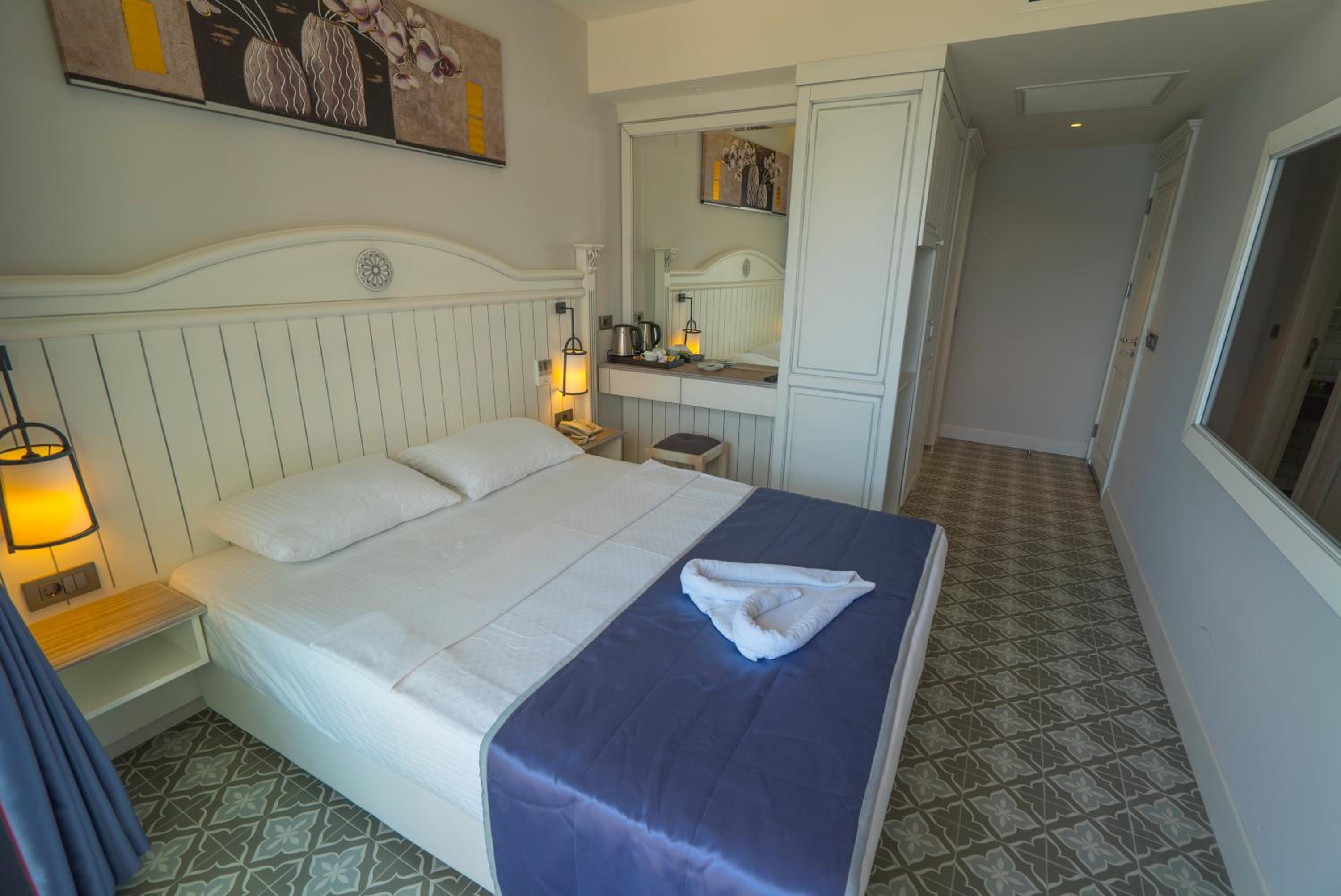 Deluxe Double Room with Sea View - Photo 2