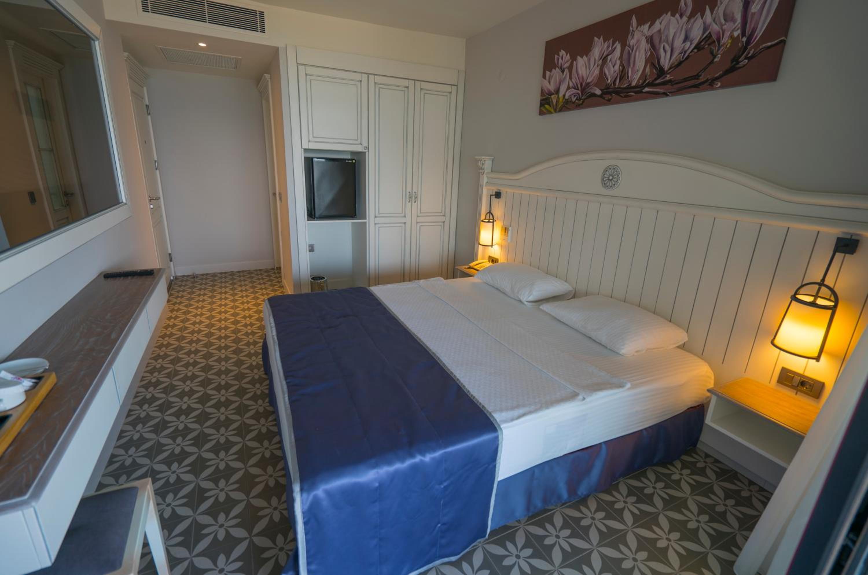 Deluxe Double or Twin Room with French Balcony and Land View - Photo 2