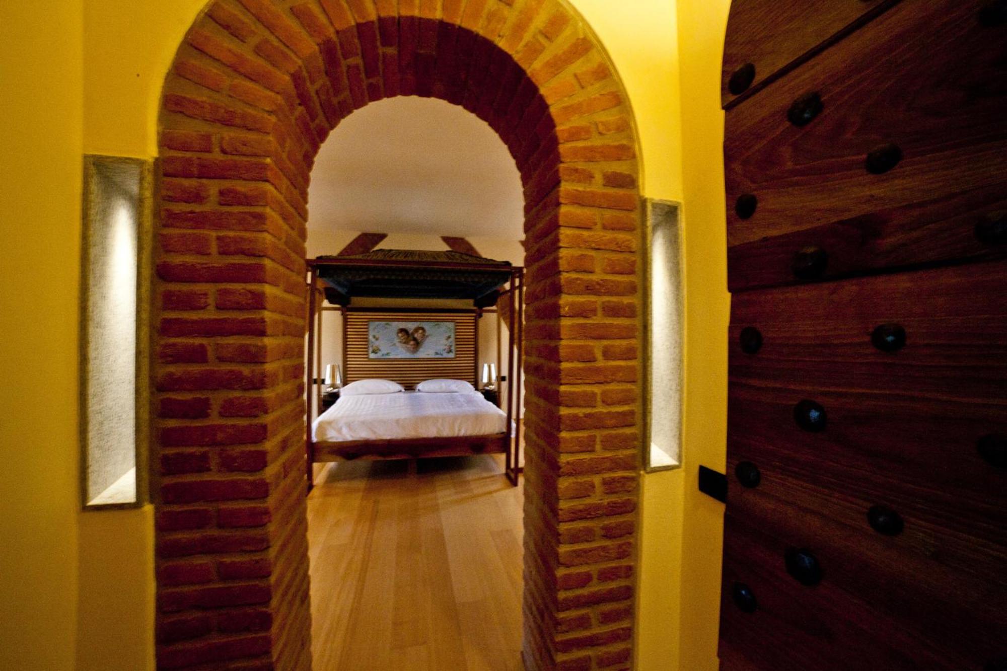 Suite - Photo 1