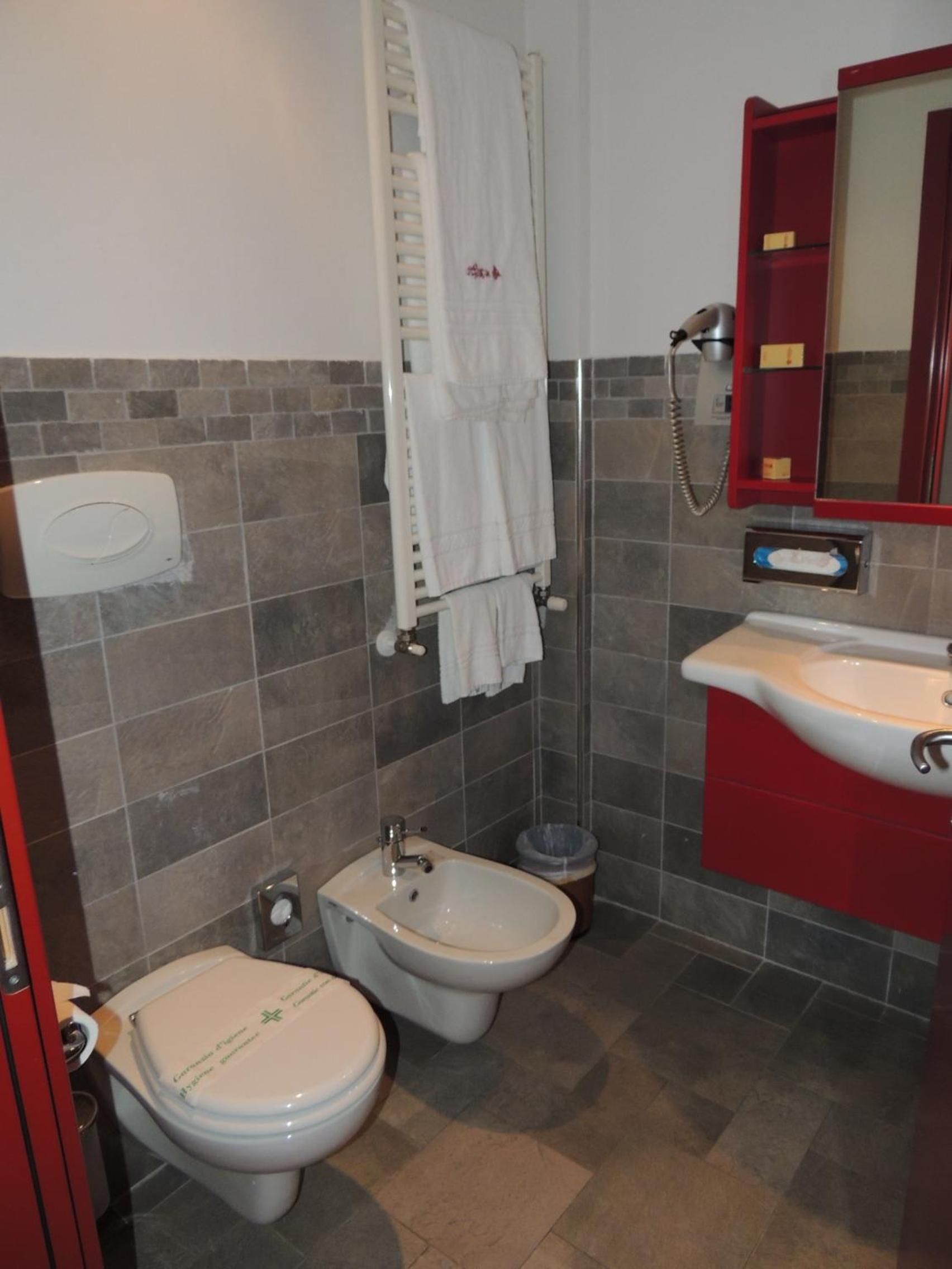 Twin Room - Photo 3