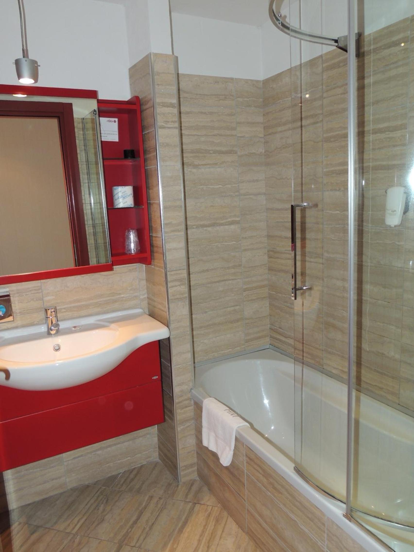 Twin Room with Extra Bed - Photo 4