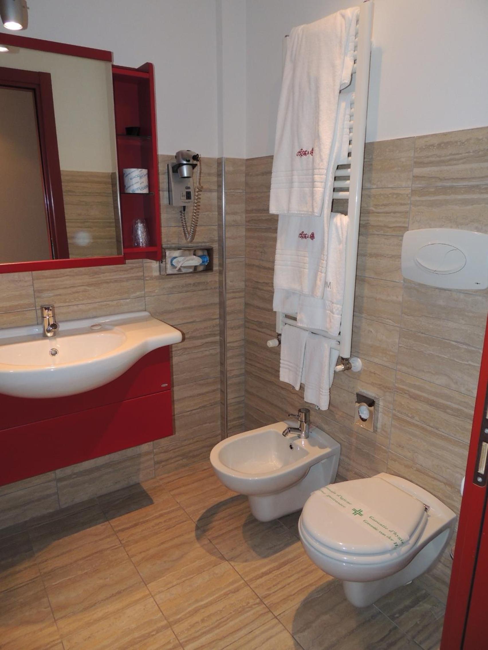 Twin Room with Extra Bed - Photo 2