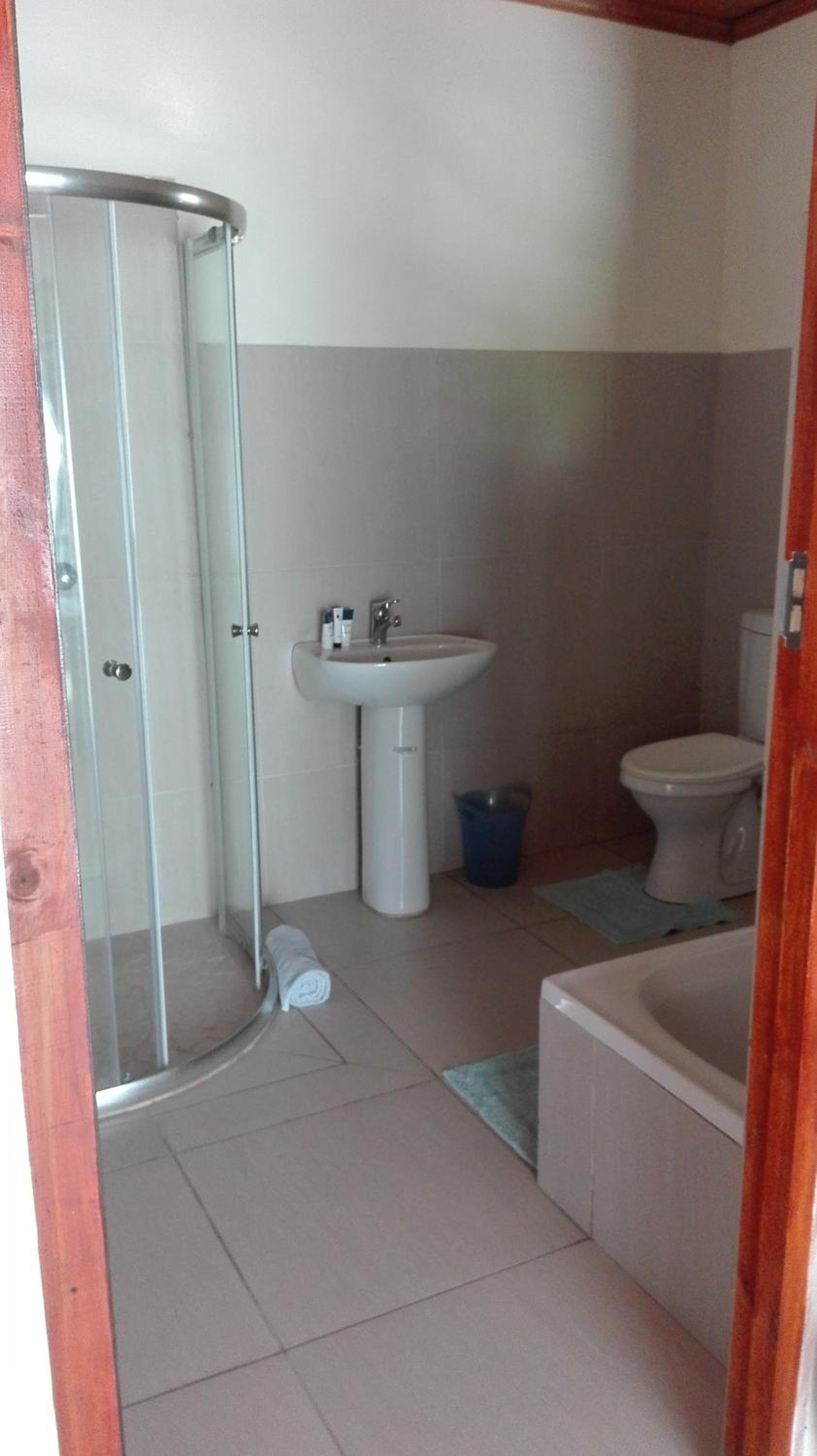 Double Room with Private Bathroom - Photo 10
