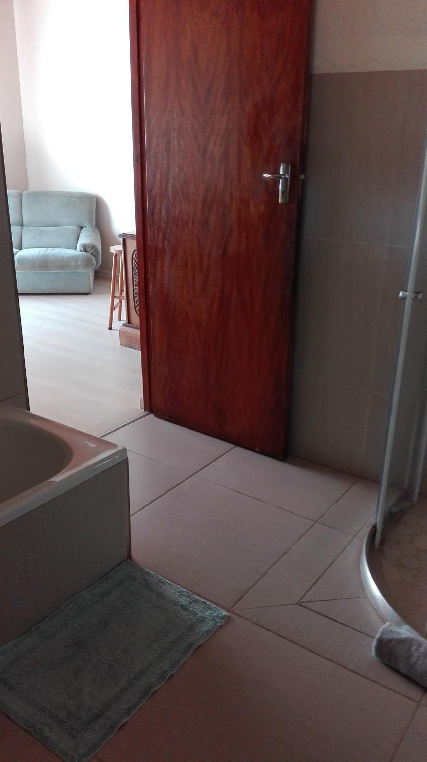 Double Room with Private Bathroom - Photo 5