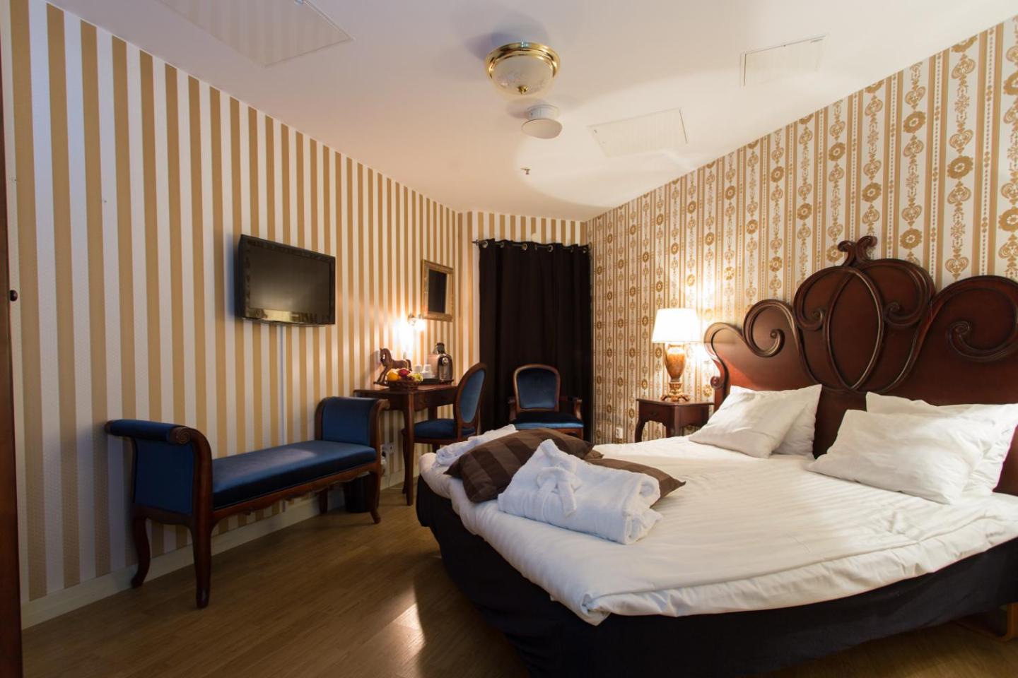 Twin Room with No Window thumbnail 6