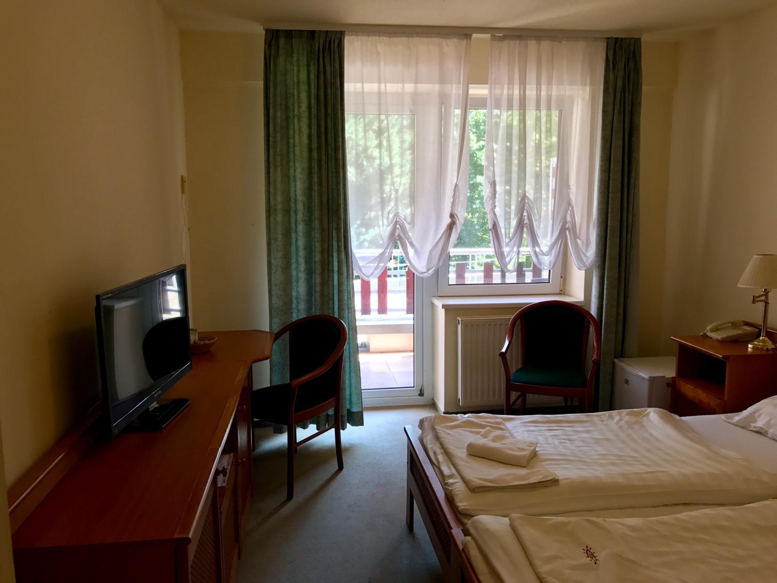 Double or Twin Room with Balcony - Photo 4
