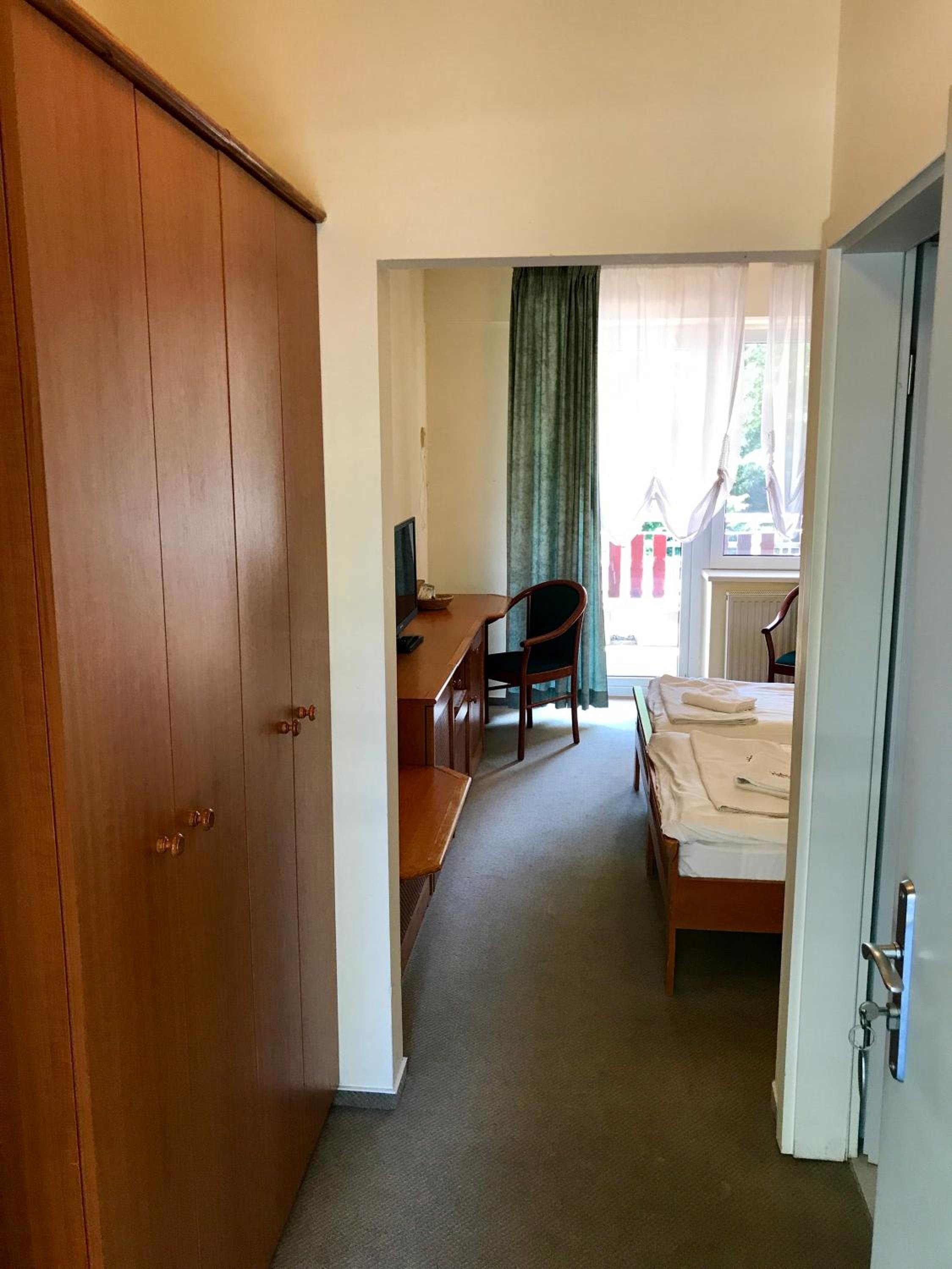 Double or Twin Room with Balcony - Photo 3