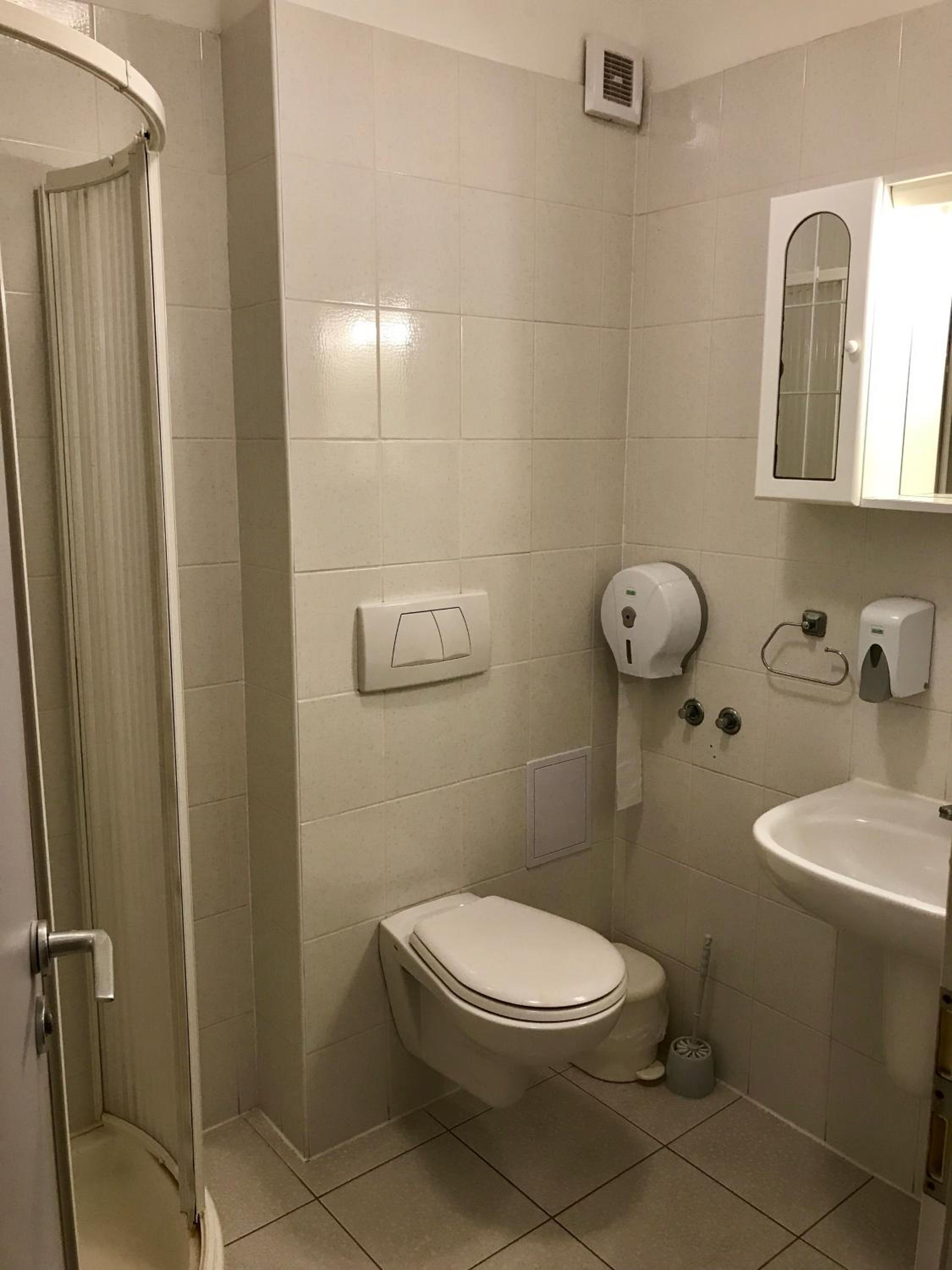 Double or Twin Room with Balcony - Photo 2