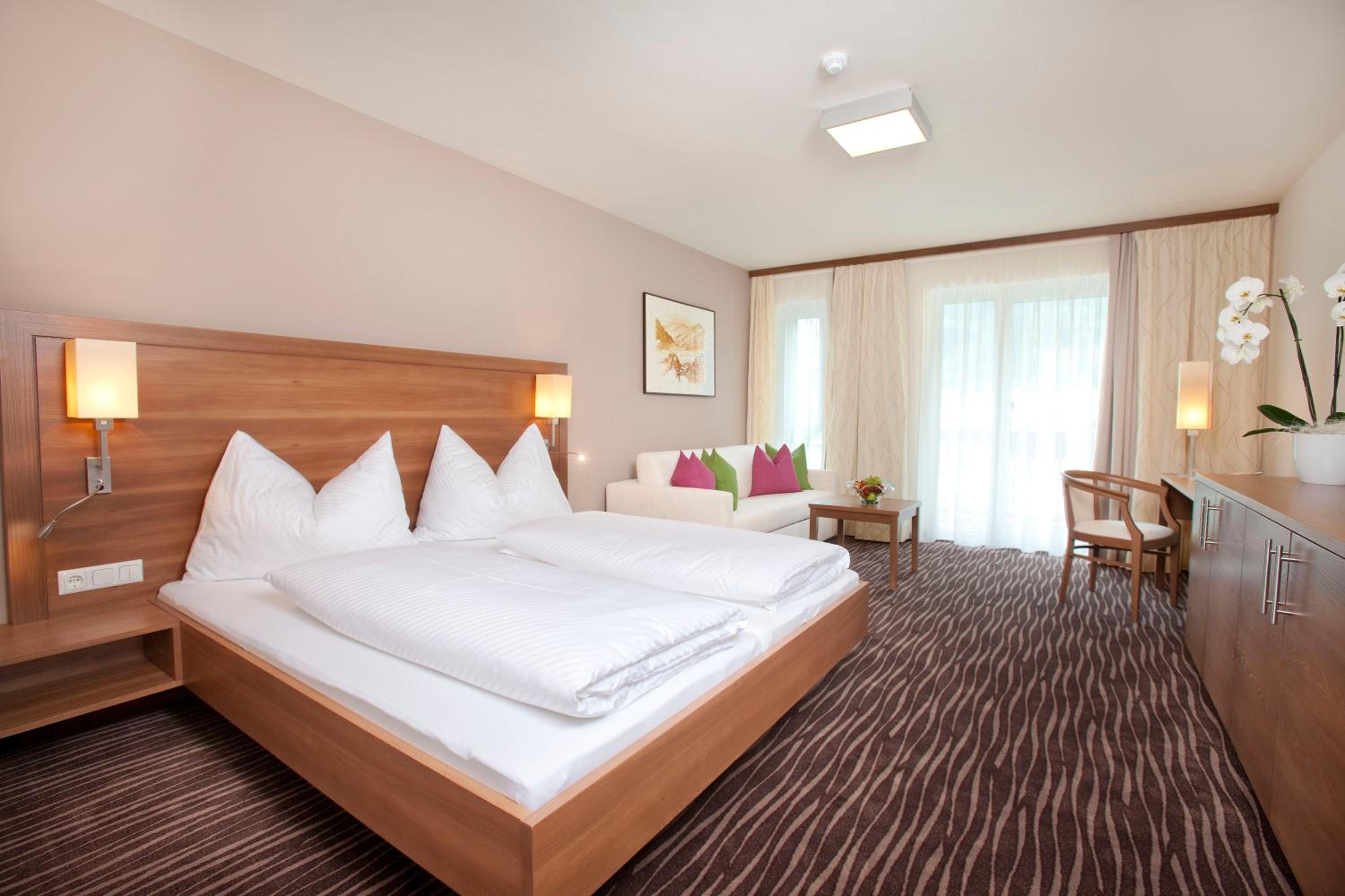 Junior Suite with Balcony - Photo 3