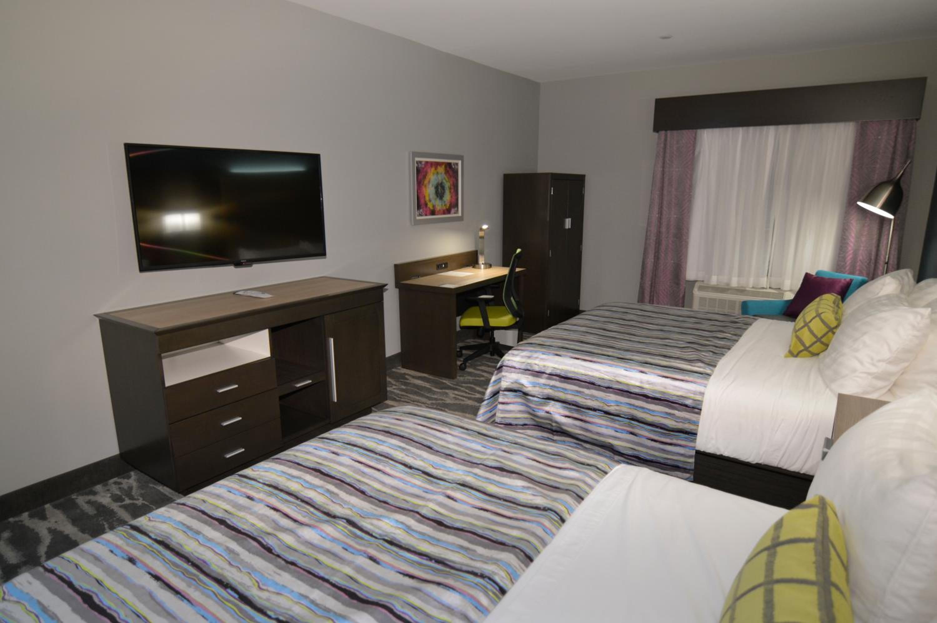 Queen Room with Two Queen Beds - Non-Smoking photo 2