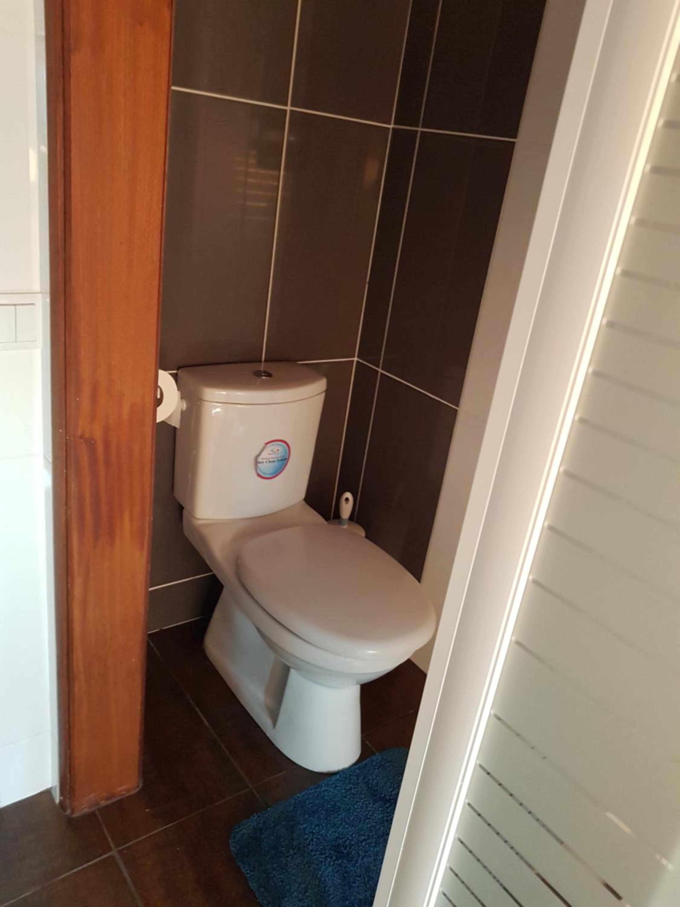 Queen Room with Shared Bathroom photo 3