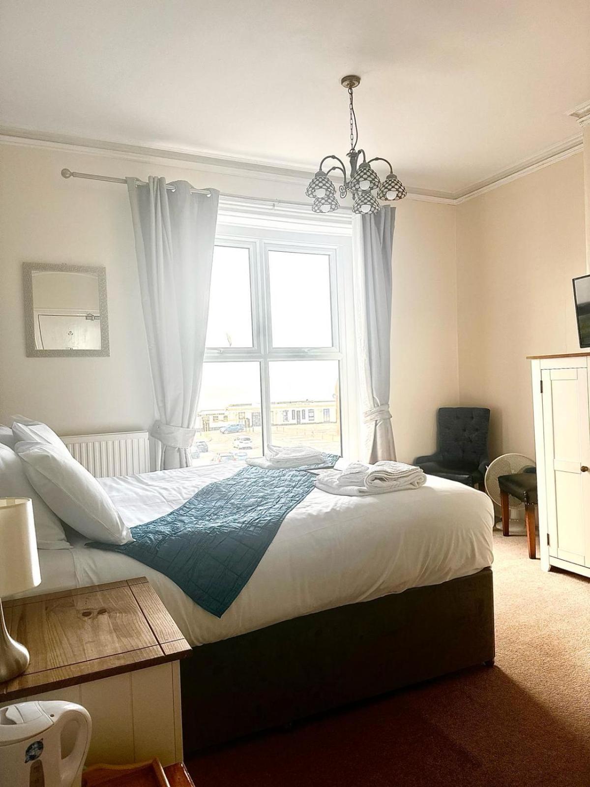 Double or Twin Room with Sea View