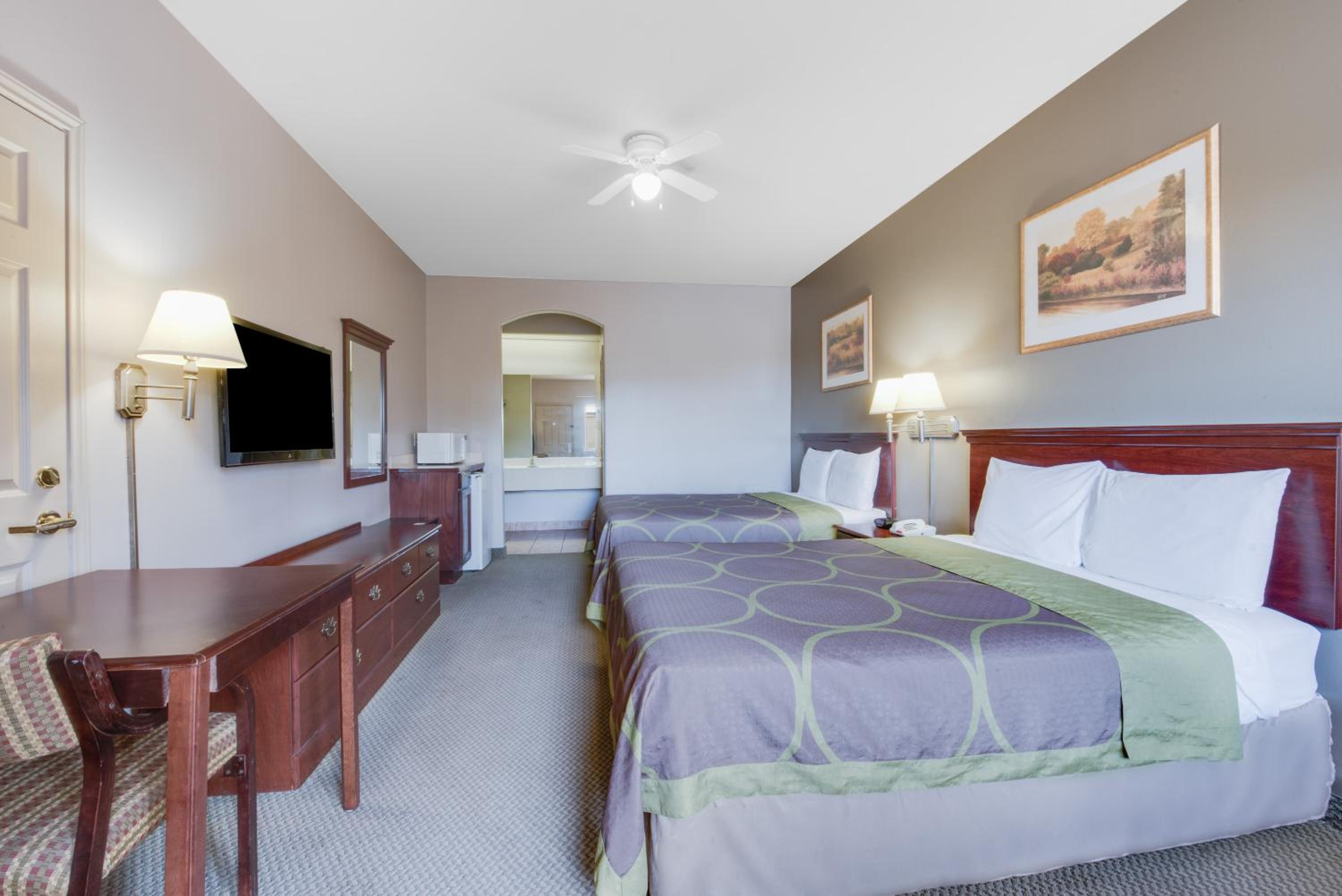 Queen Room with Two Queen Beds - Non-Smoking photo 1
