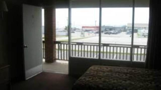 Queen Room with Two Queen Beds - Non-Smoking - Photo 7