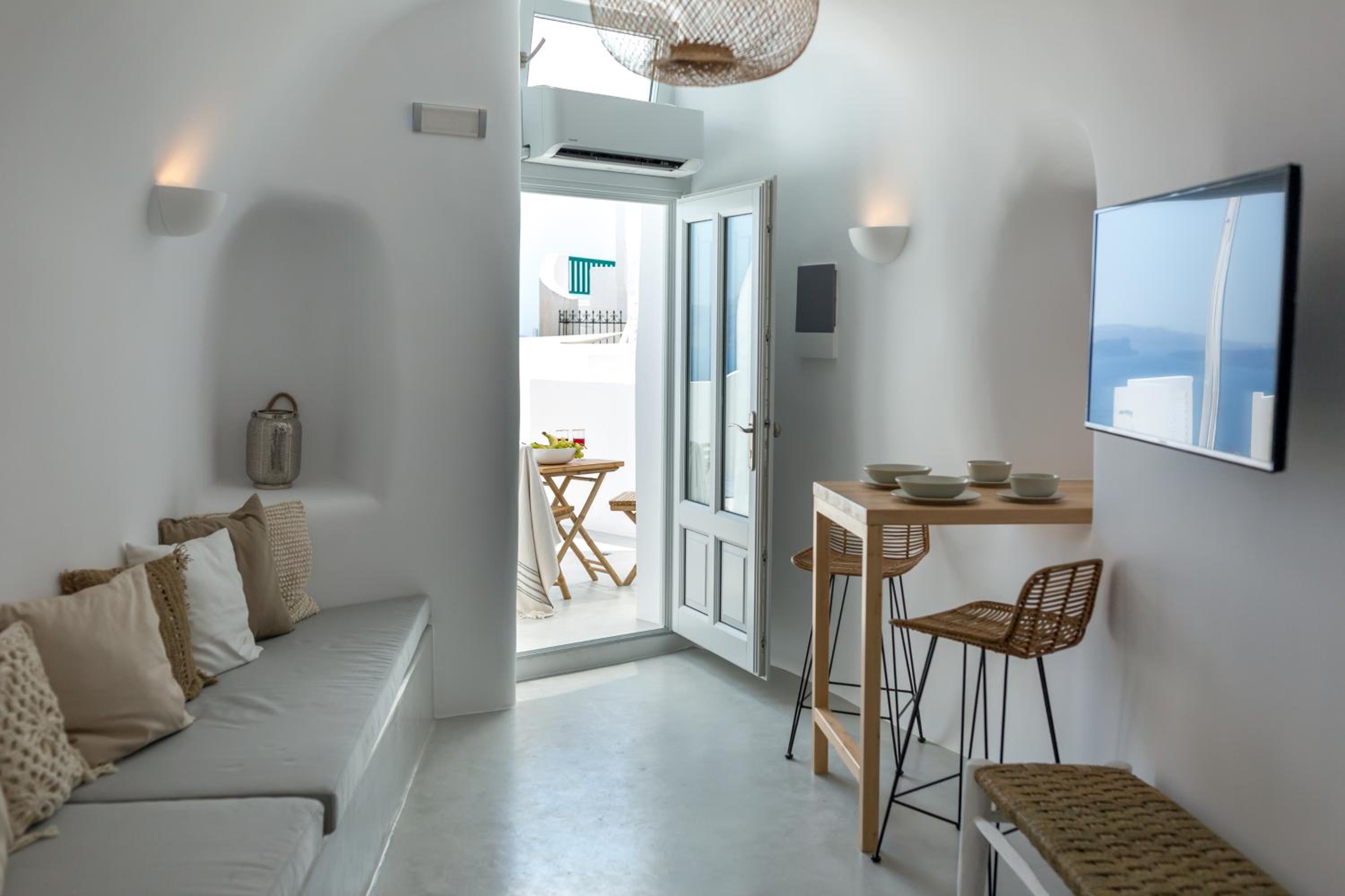 Junior Villa with Caldera View and Outdoor Hot Tub